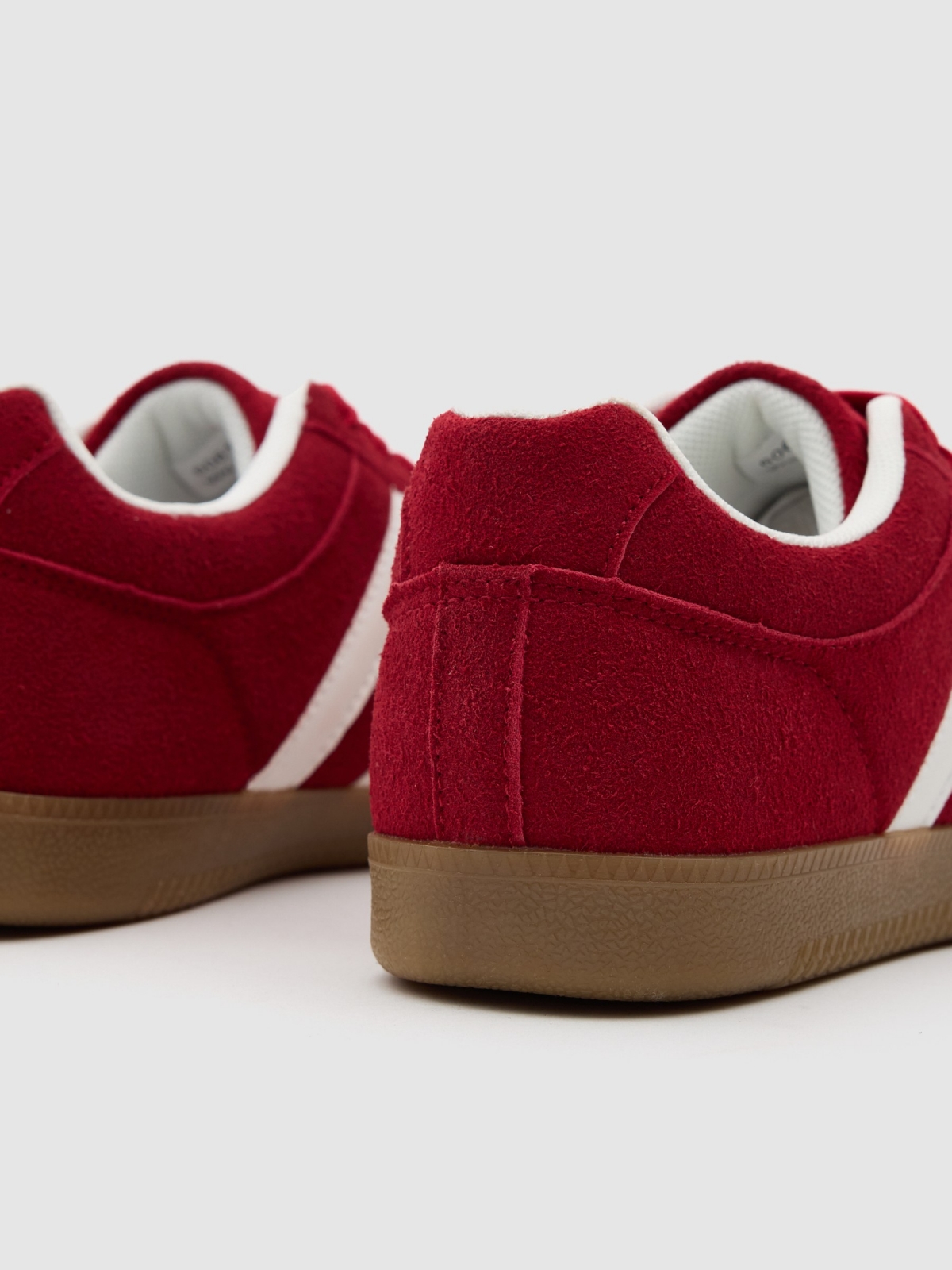 Zapatilla retro baja de goma carmín vista detalle