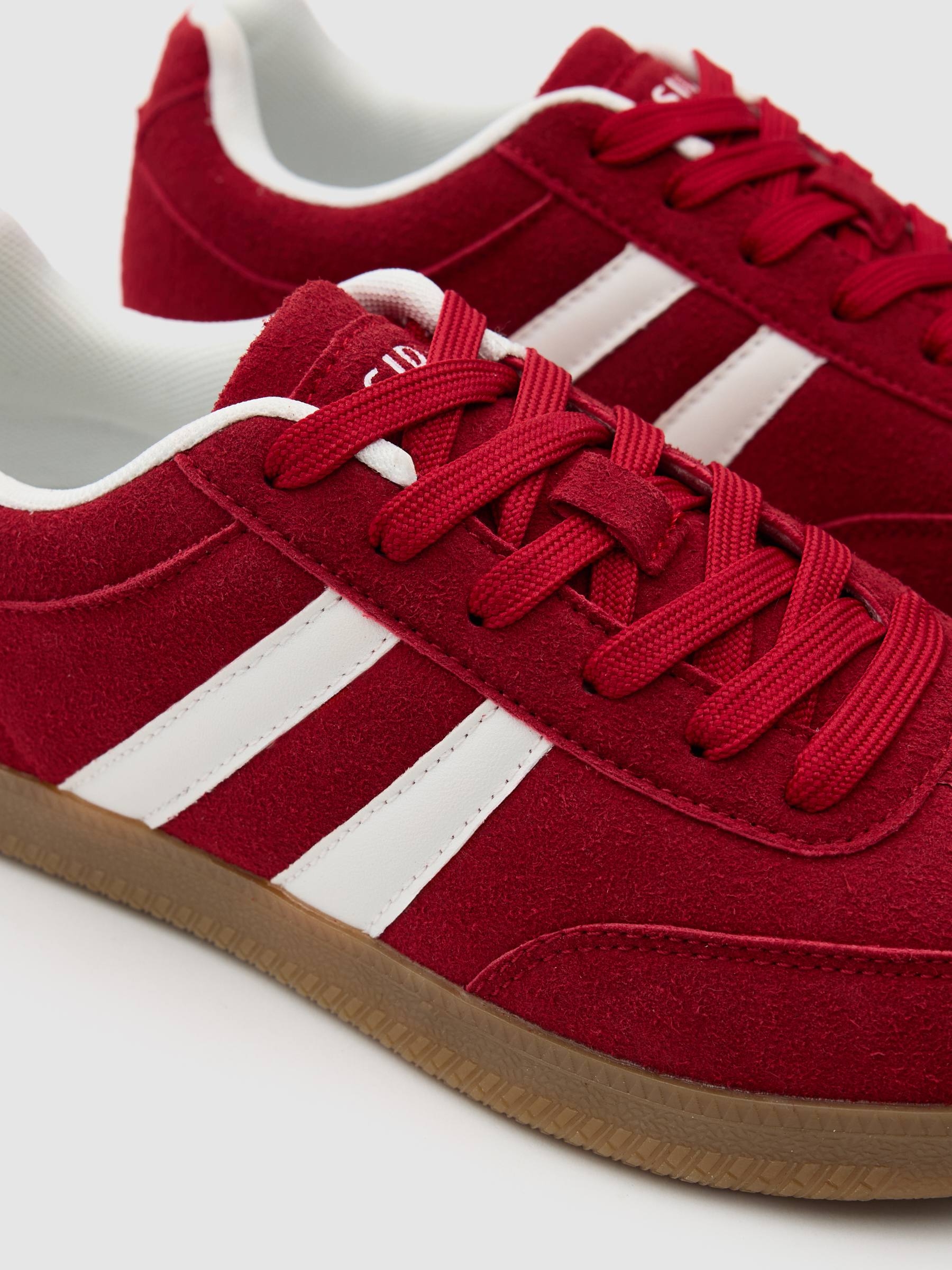 Low-top retro rubber sneaker carmine
