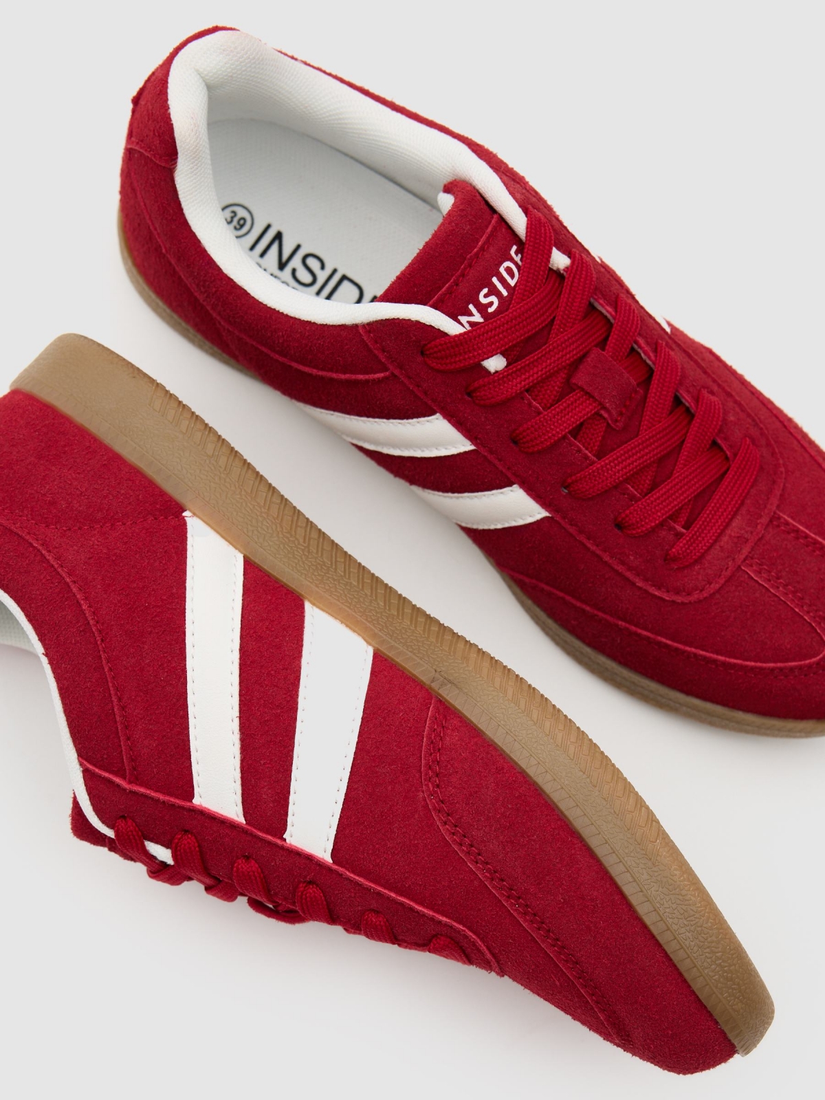 Zapatilla retro baja de goma carmín vista detalle