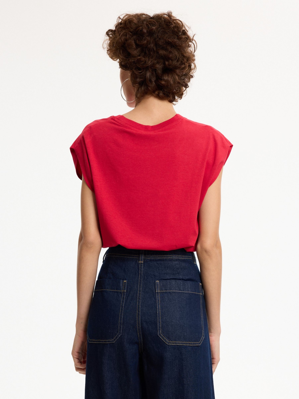 Camiseta básica modal sin mangas carmín vista media trasera