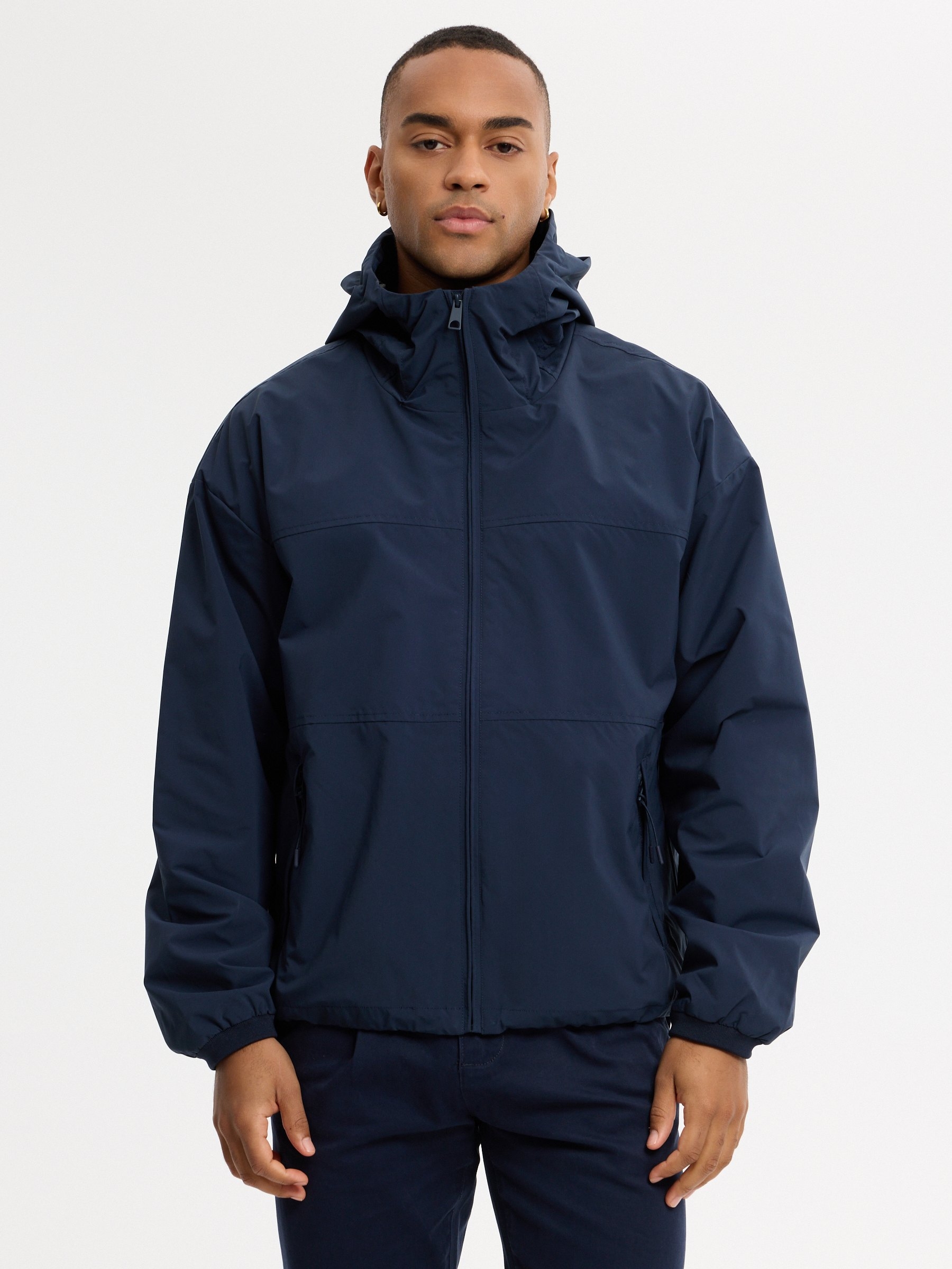 Cazadora nylon ligera con capucha azul marino vista media frontal