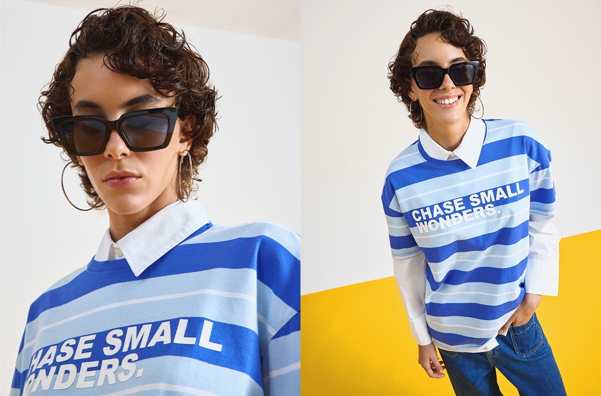 Camiseta oversized listras e texto azul eléctrico vista meia frontal