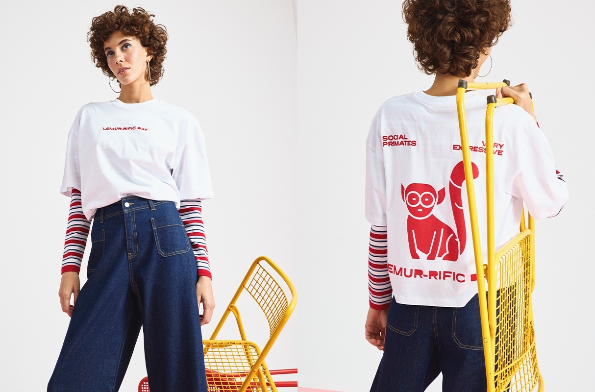 Camiseta estampada de algodão branco vista meia frontal