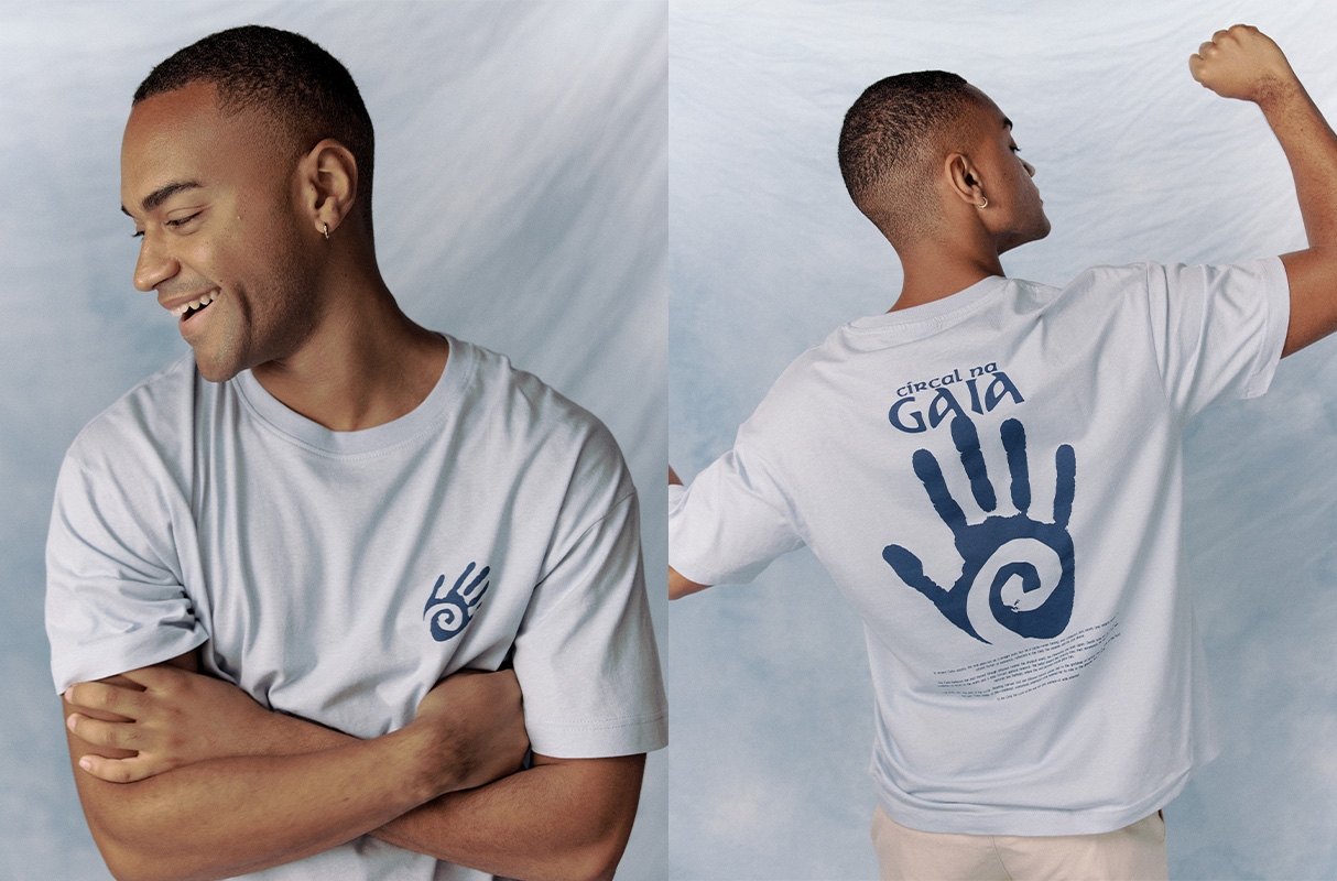 Camiseta estampado mano azul celeste vista media frontal