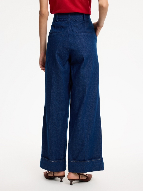 Jeans wide leg com pregas azul escuro vista meia traseira