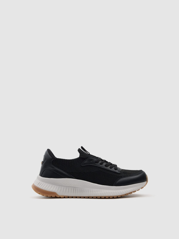 Deportiva negra malla negro