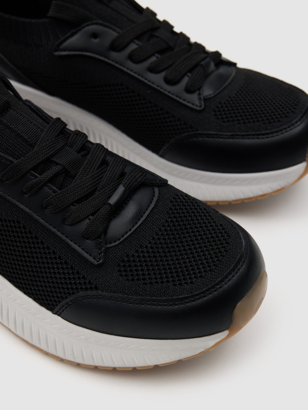 Deportiva negra malla negro vista detalle