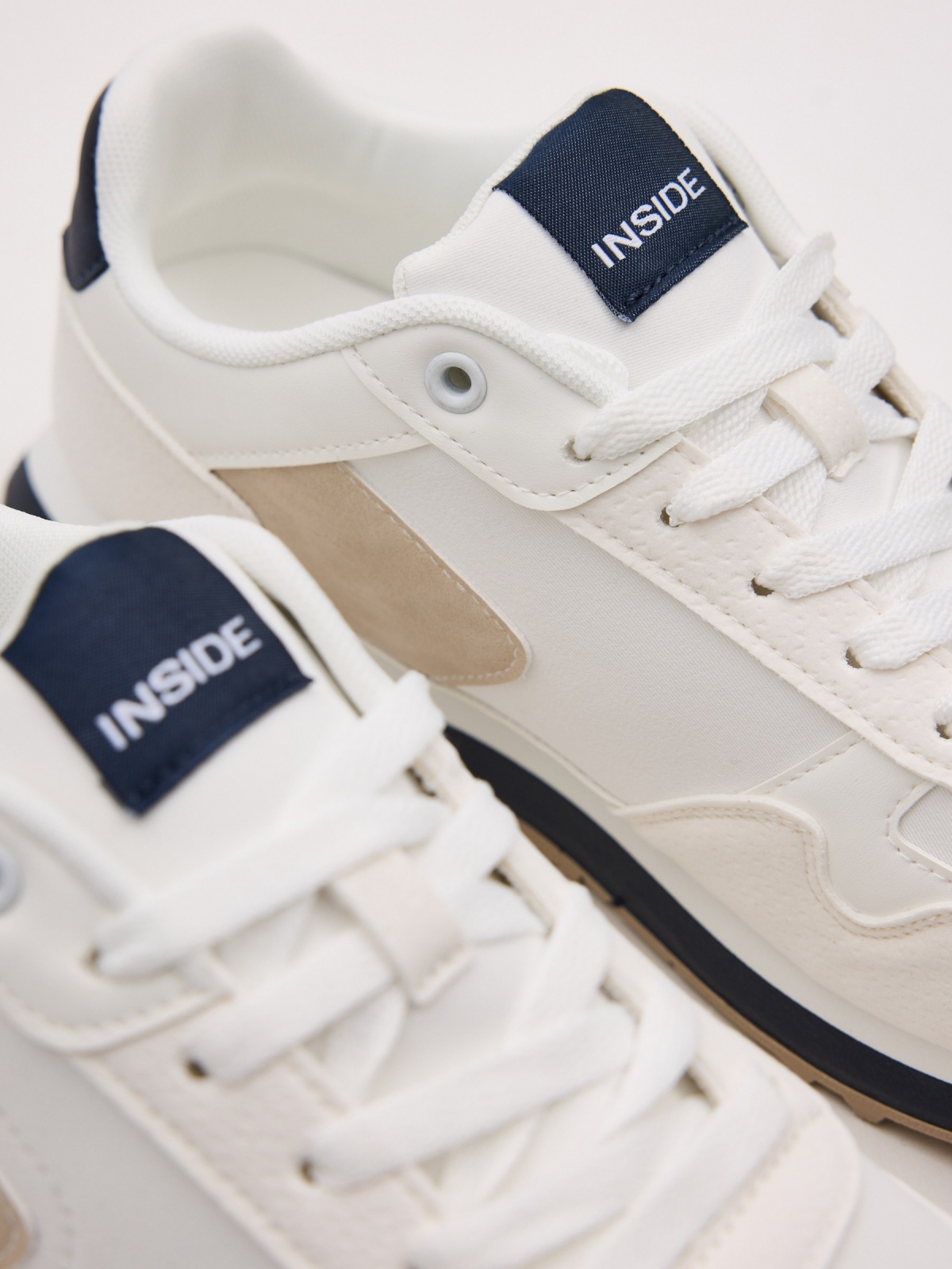 Esportivas nylon sola borracha efeito couro branco vista detalhe