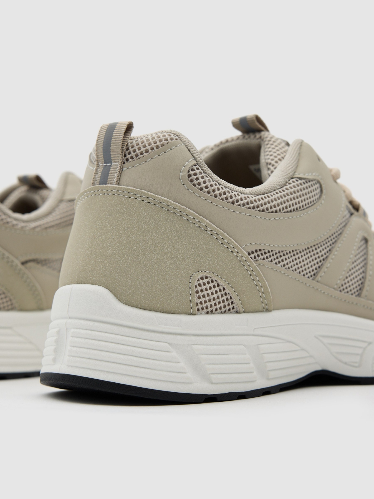Deportiva baja goma beige vista detalle
