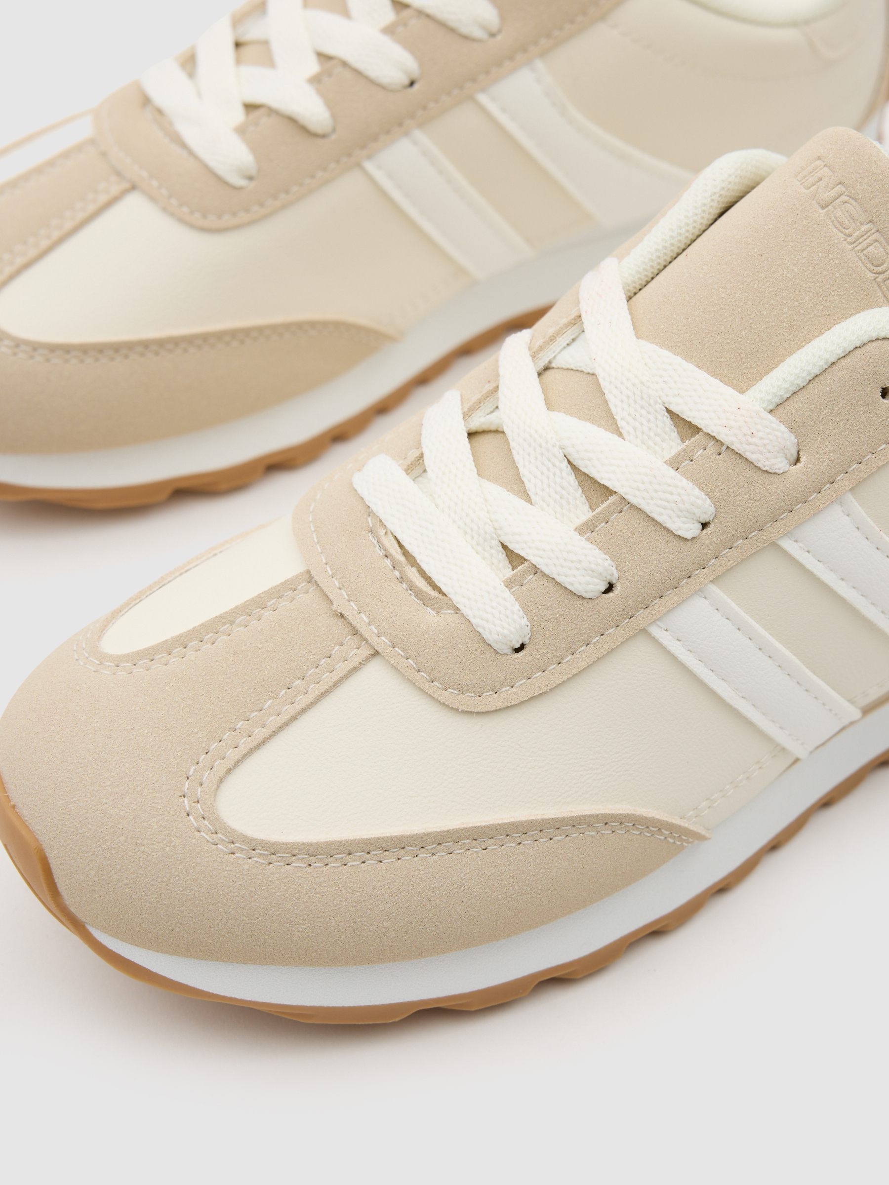 Zapatilla baja retro goma beige