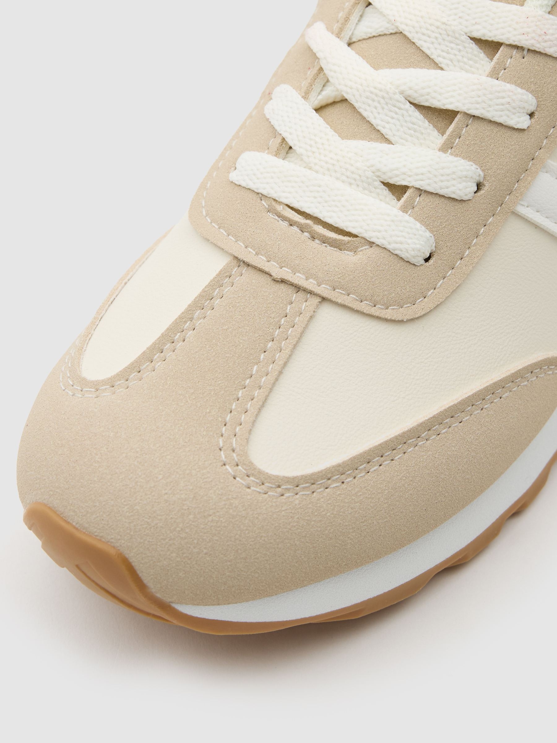 Zapatilla baja retro goma beige