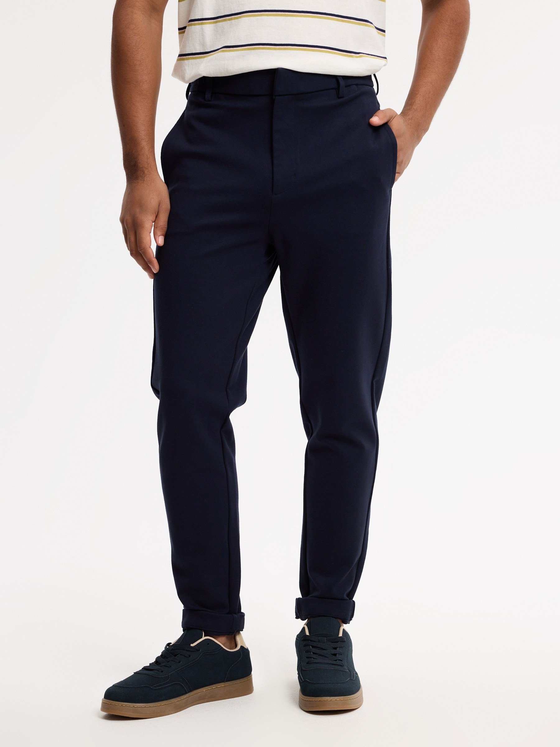 Pantalón chino slim tiro alto azul marino vista general frontal