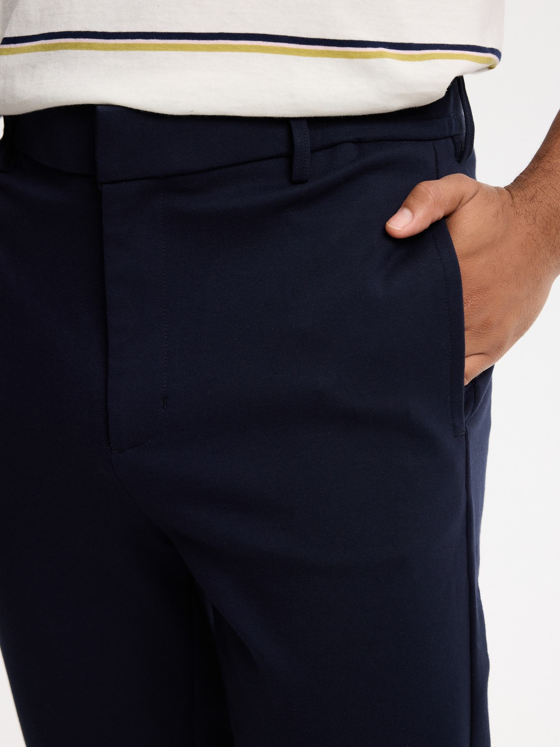 Pantalón chino slim tiro alto azul marino vista general frontal