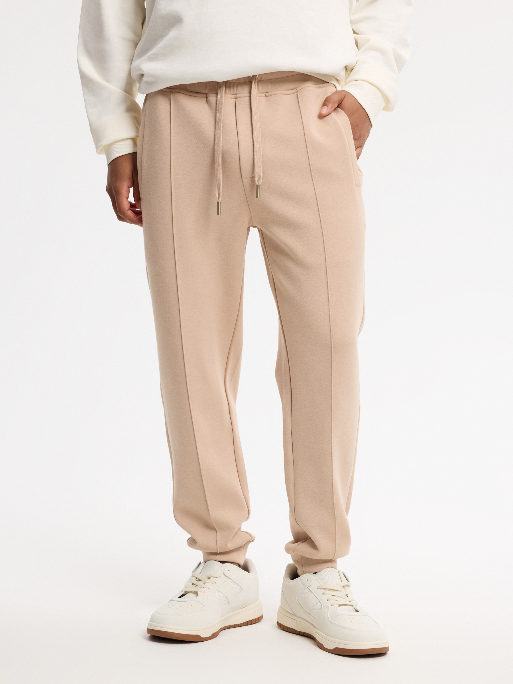 Pantalón jogger slim fit de felpa beige vista general frontal