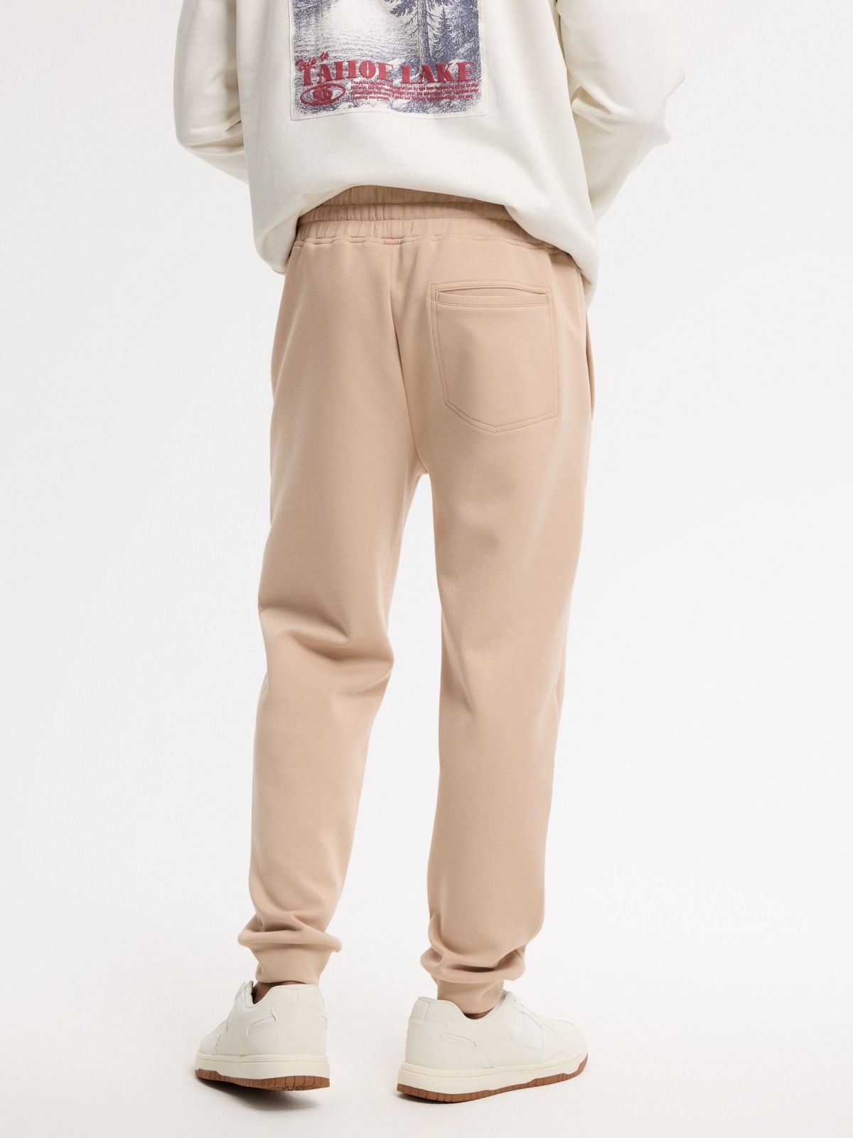 Calça jogger slim fit de moletom bege vista meia traseira