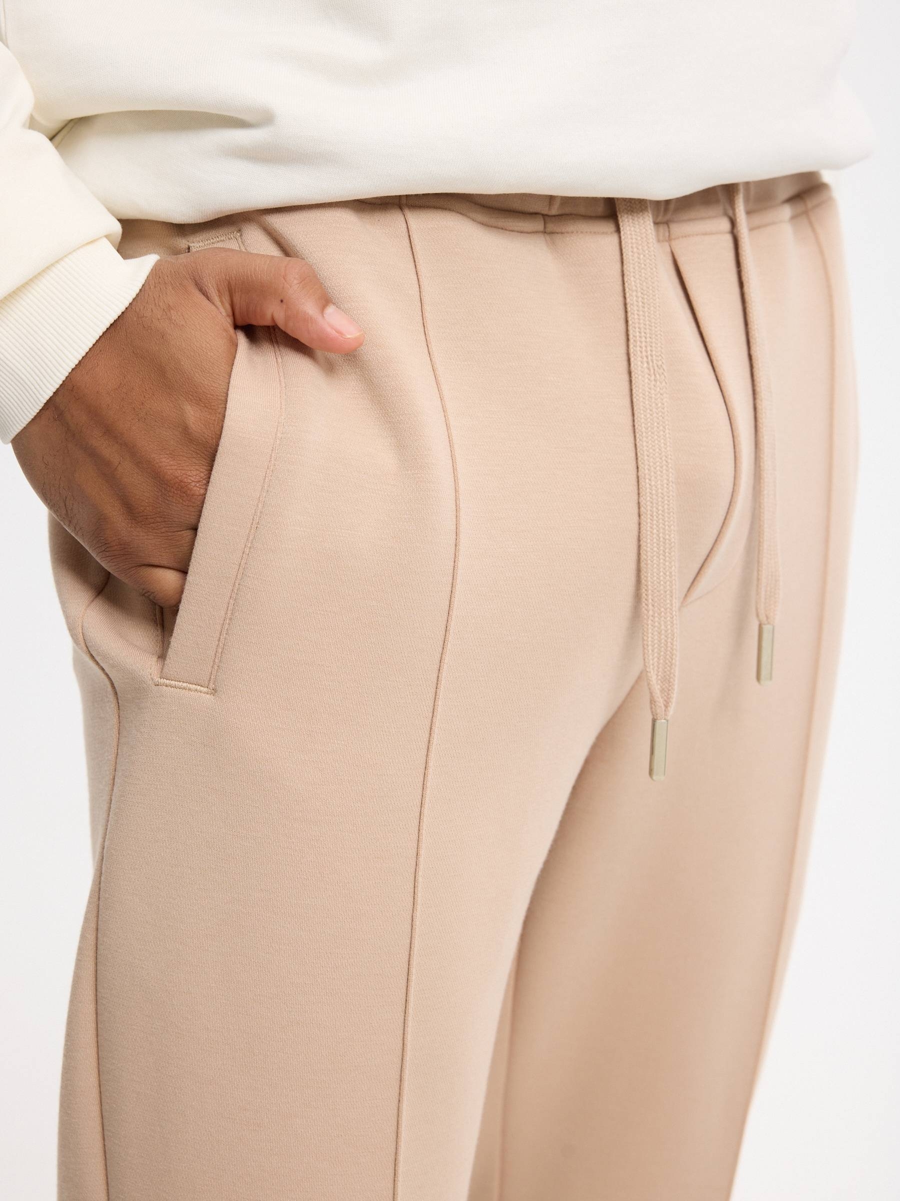 Pantalón jogger slim fit de felpa beige vista general frontal
