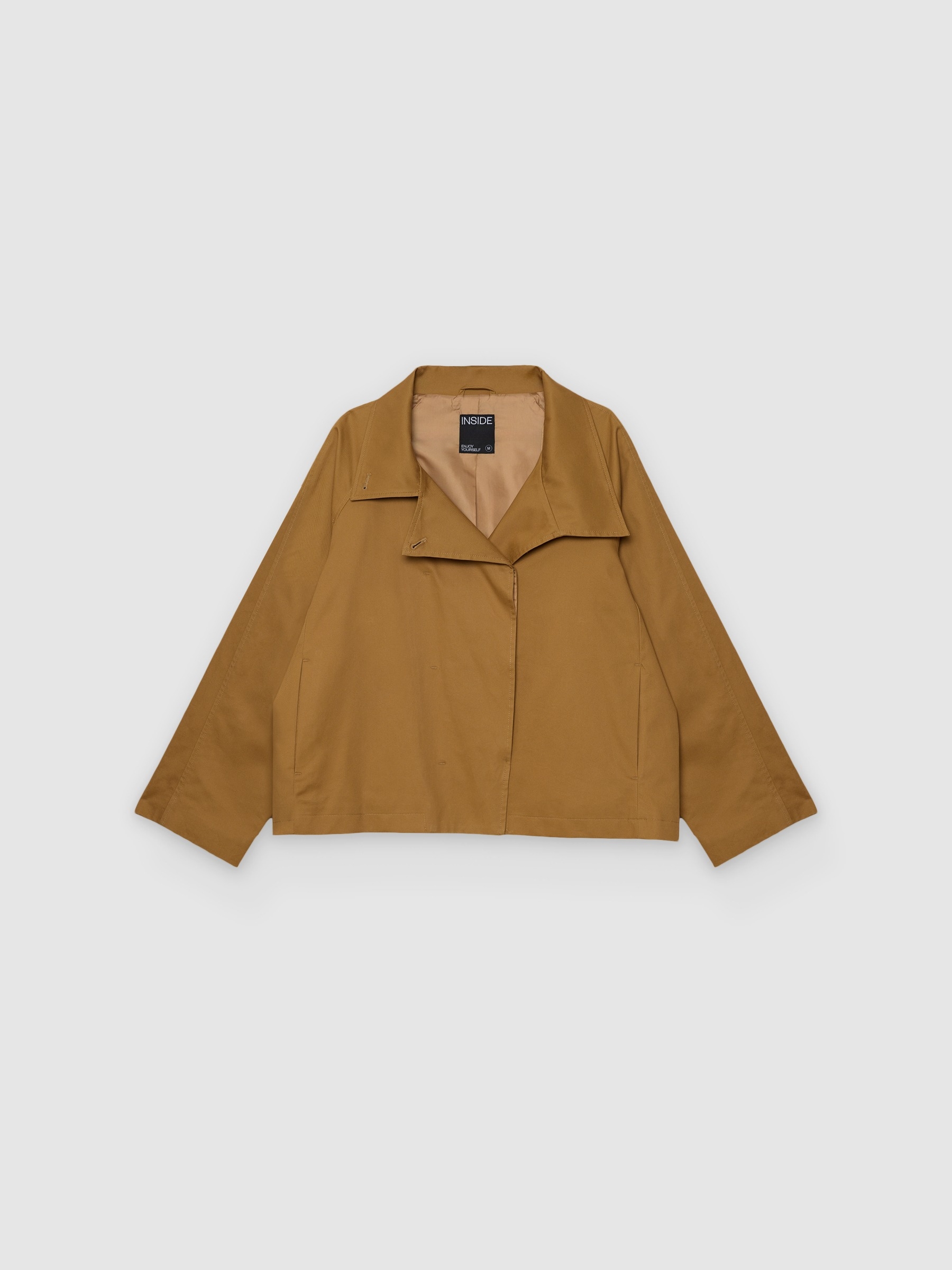  Trench corto oversized camel canela vista frontal