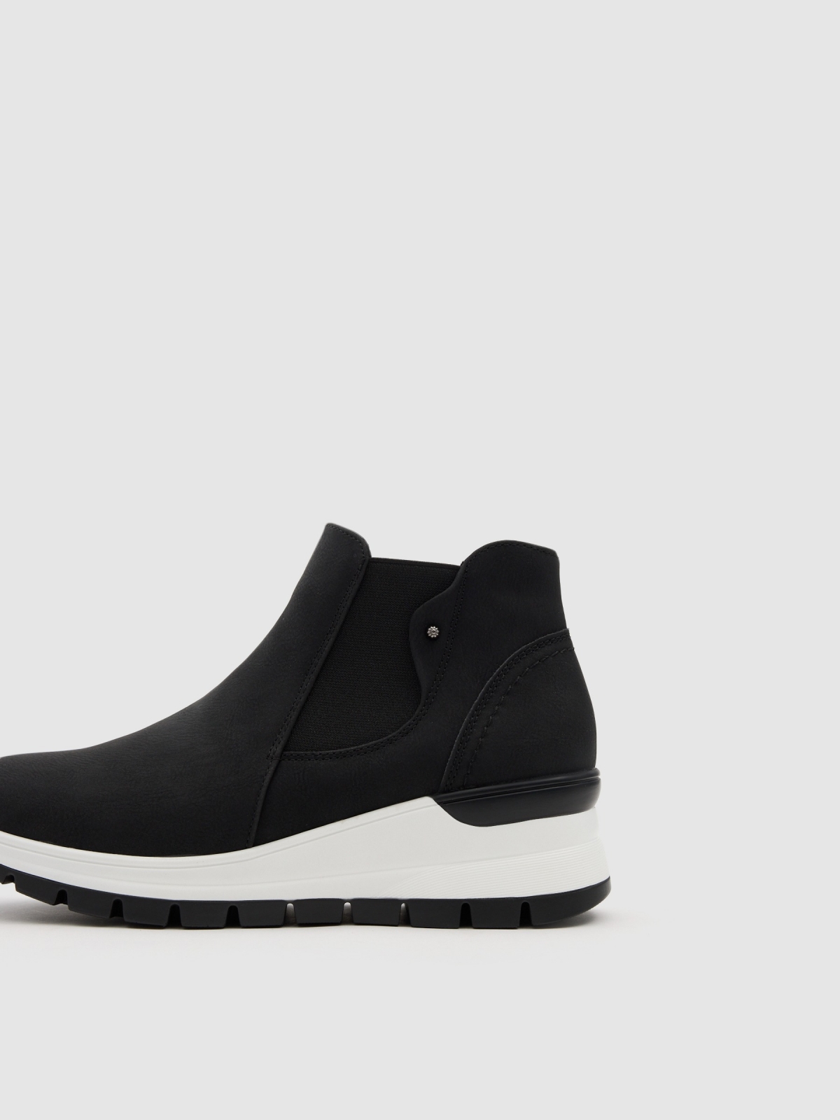 Sporty wedge ankle boot with elastic wedge black zenithal view
