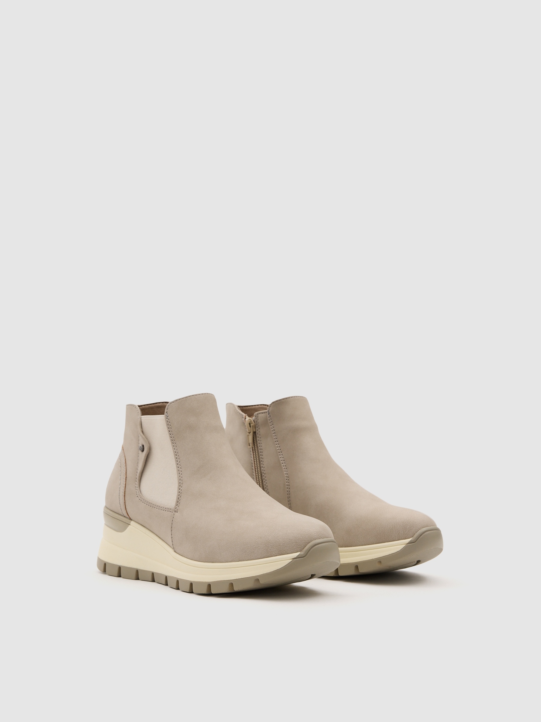 Botín deportivo cuña plataforma beige
