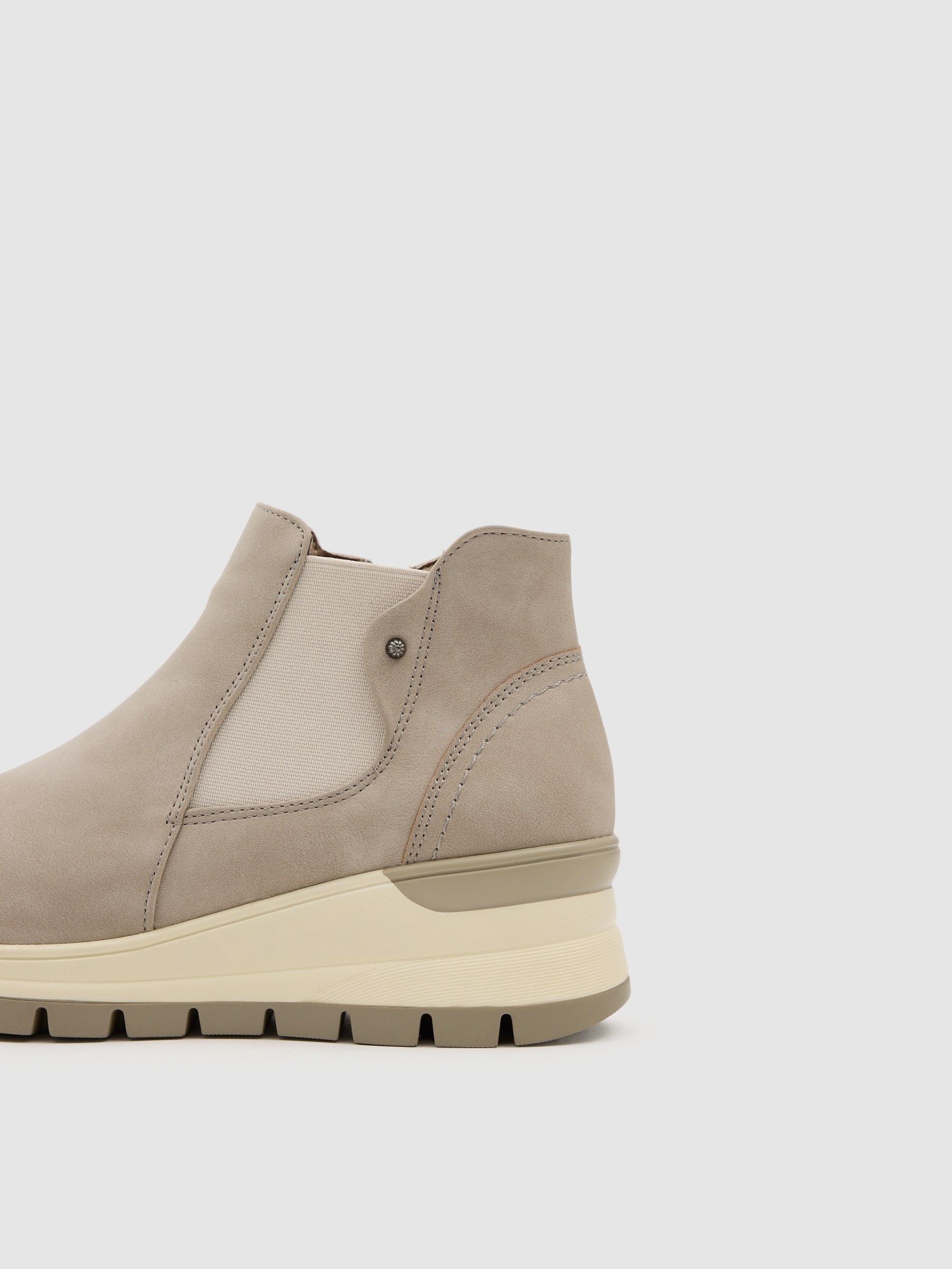 Botín deportivo cuña plataforma beige