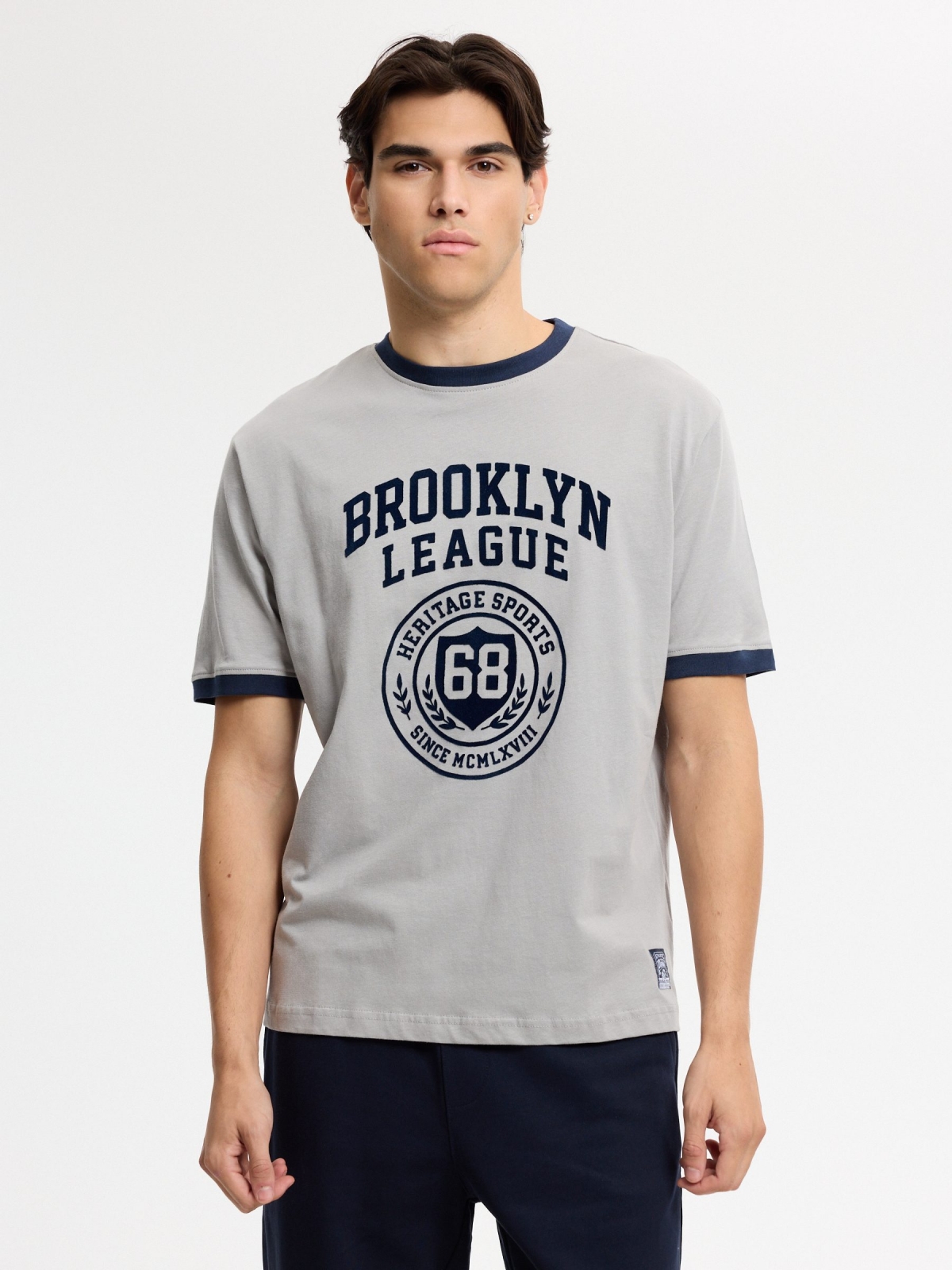 Camiseta campus Brooklyn League cinza meio vista meia frontal