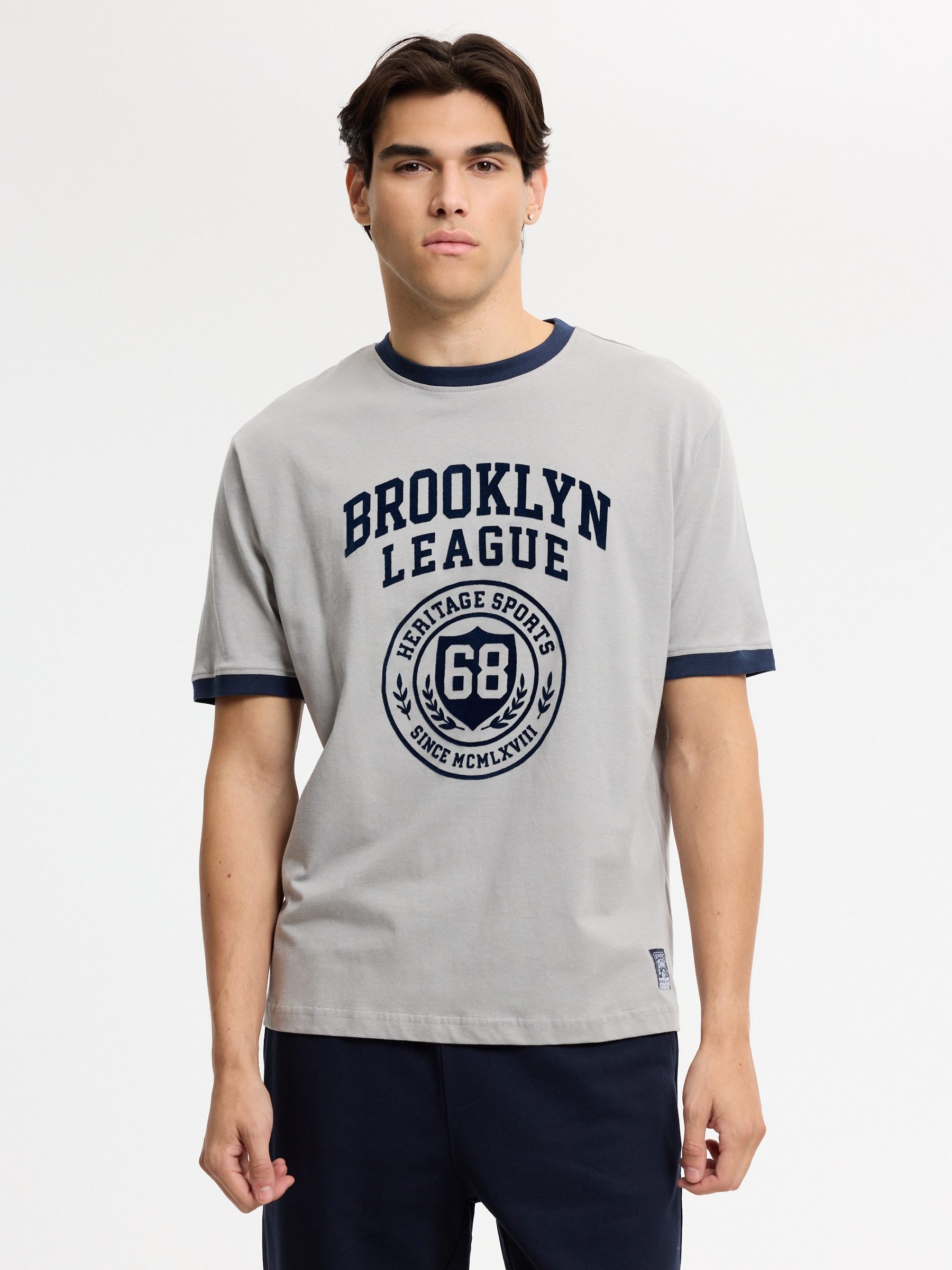 Camiseta campus Brooklyn League cinza meio vista meia frontal