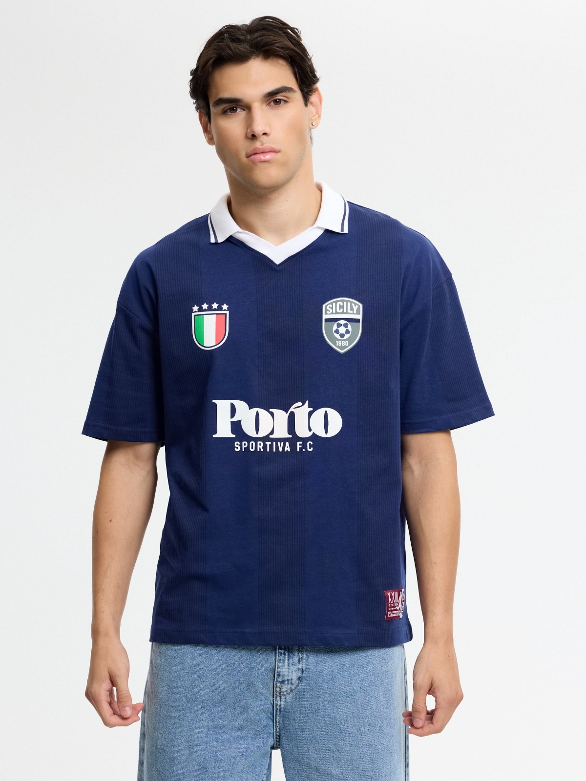 Polo de futebol oversized texto azul marinho vista meia frontal