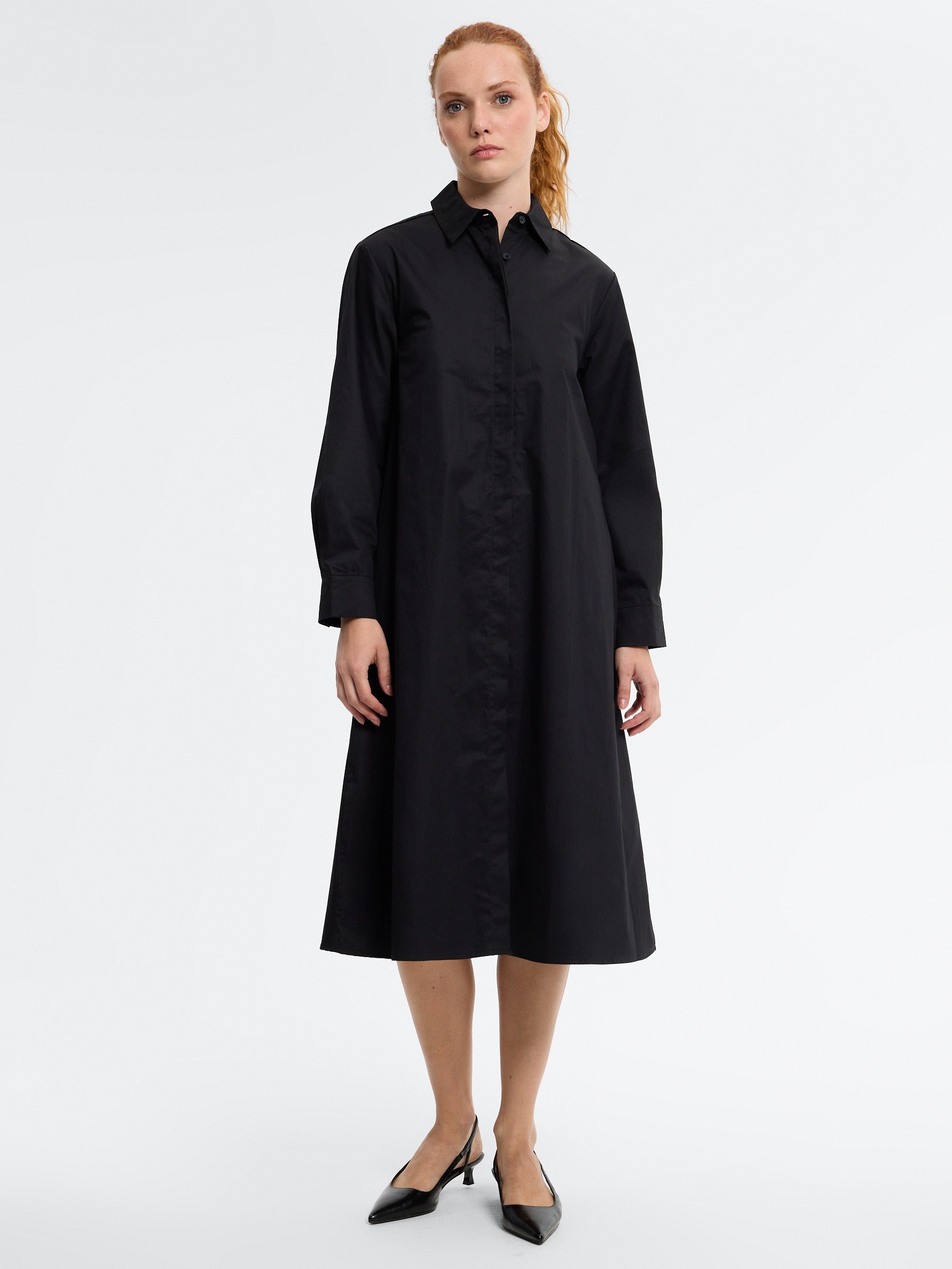 Vestido camisete midi liso fluido preto vista meia frontal