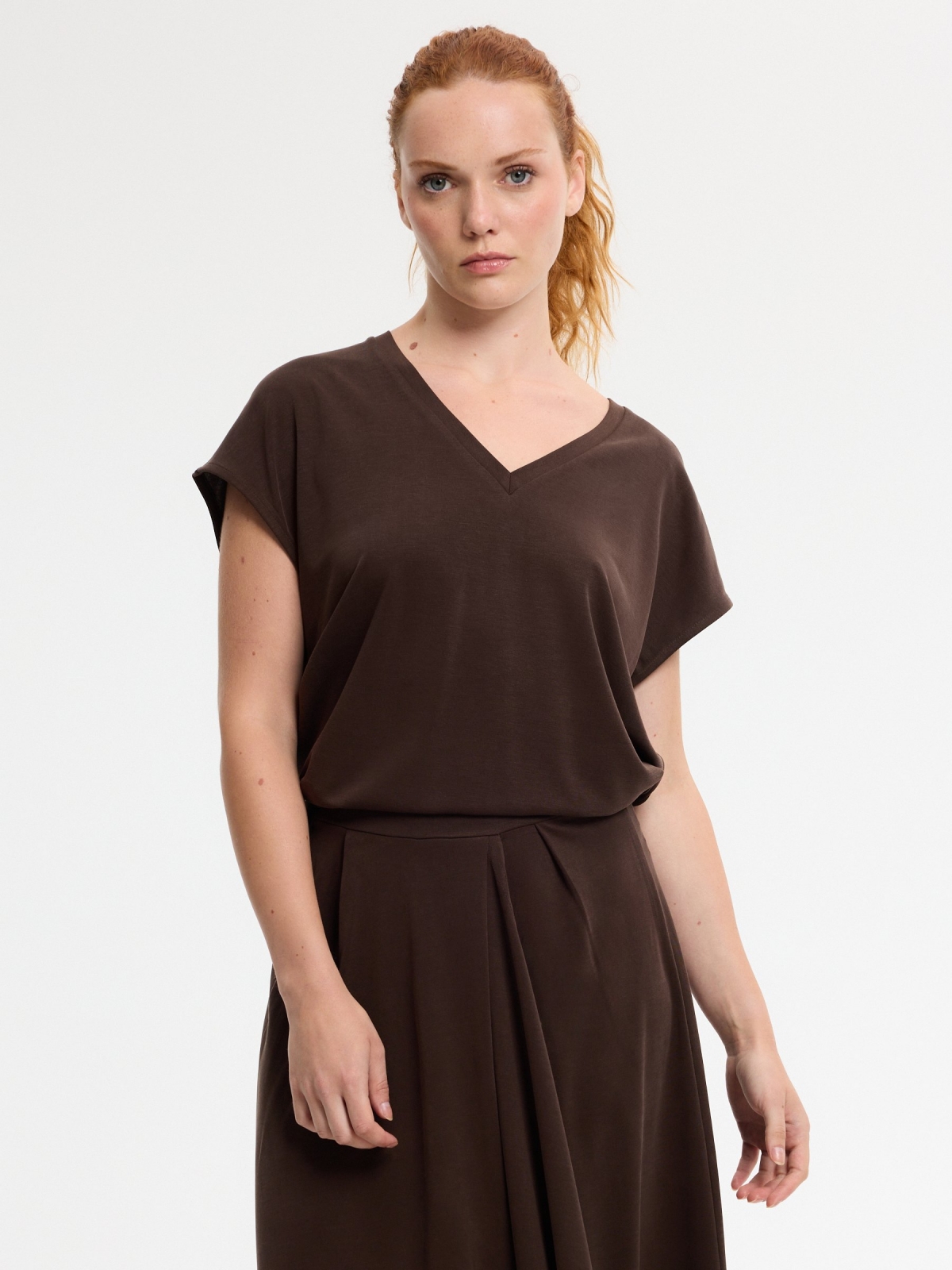 Camiseta sem mangas decote em V viscose chocolate vista meia frontal