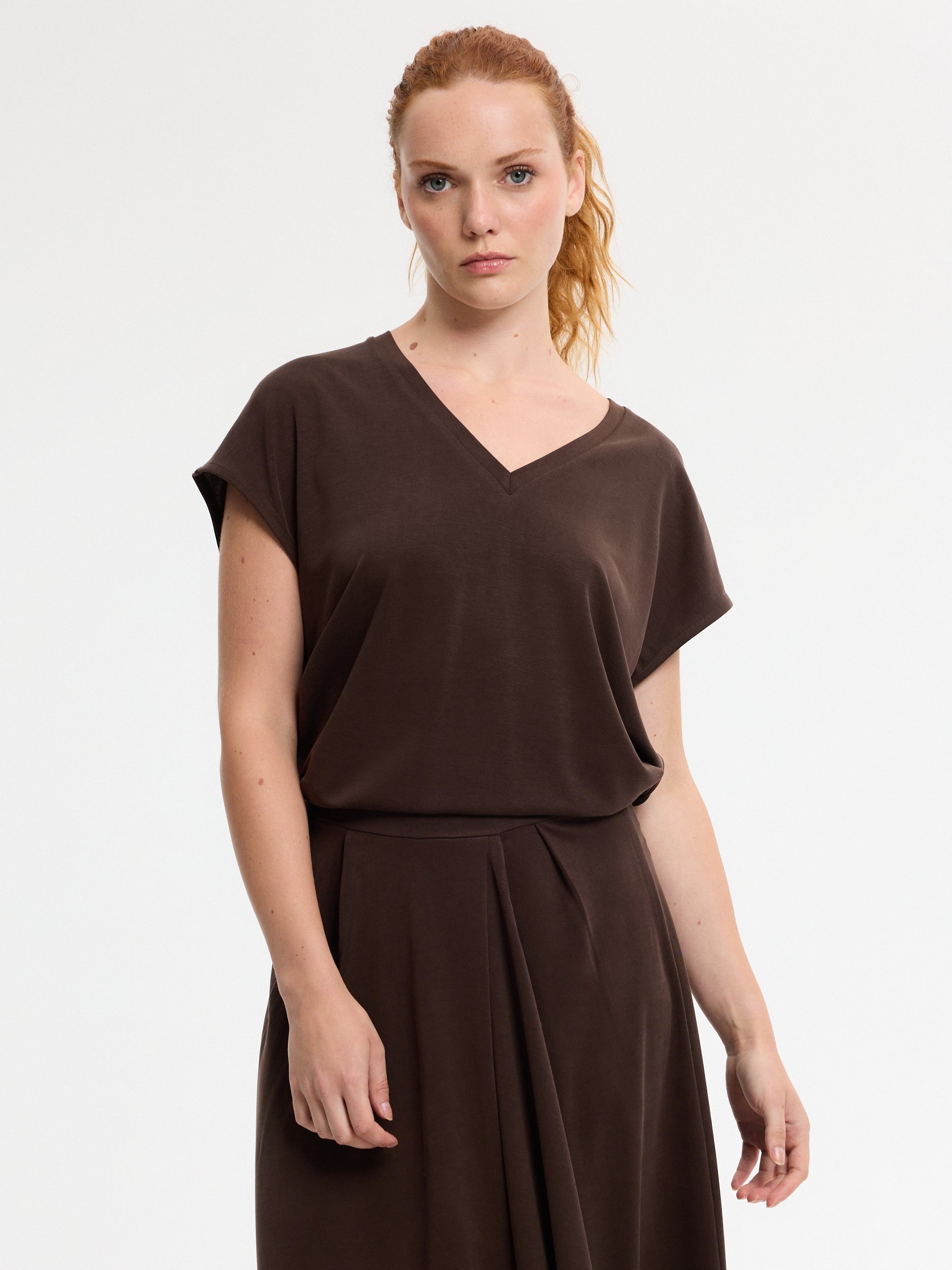 Camiseta sem mangas decote em V viscose chocolate vista meia frontal