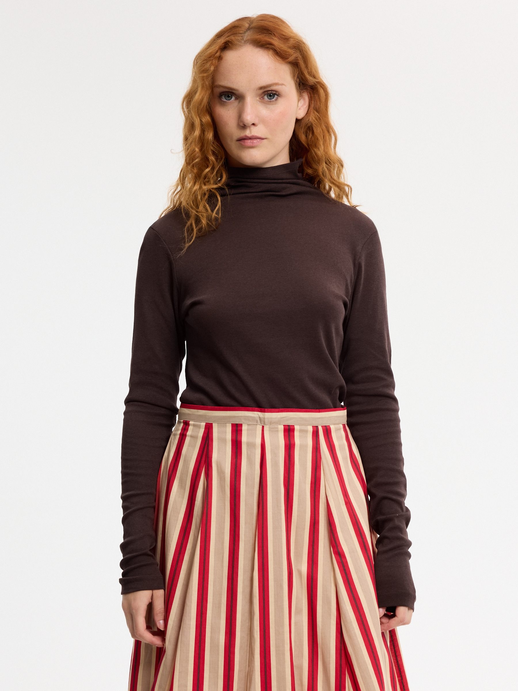 Camiseta perkins slim de algodón chocolate vista media frontal