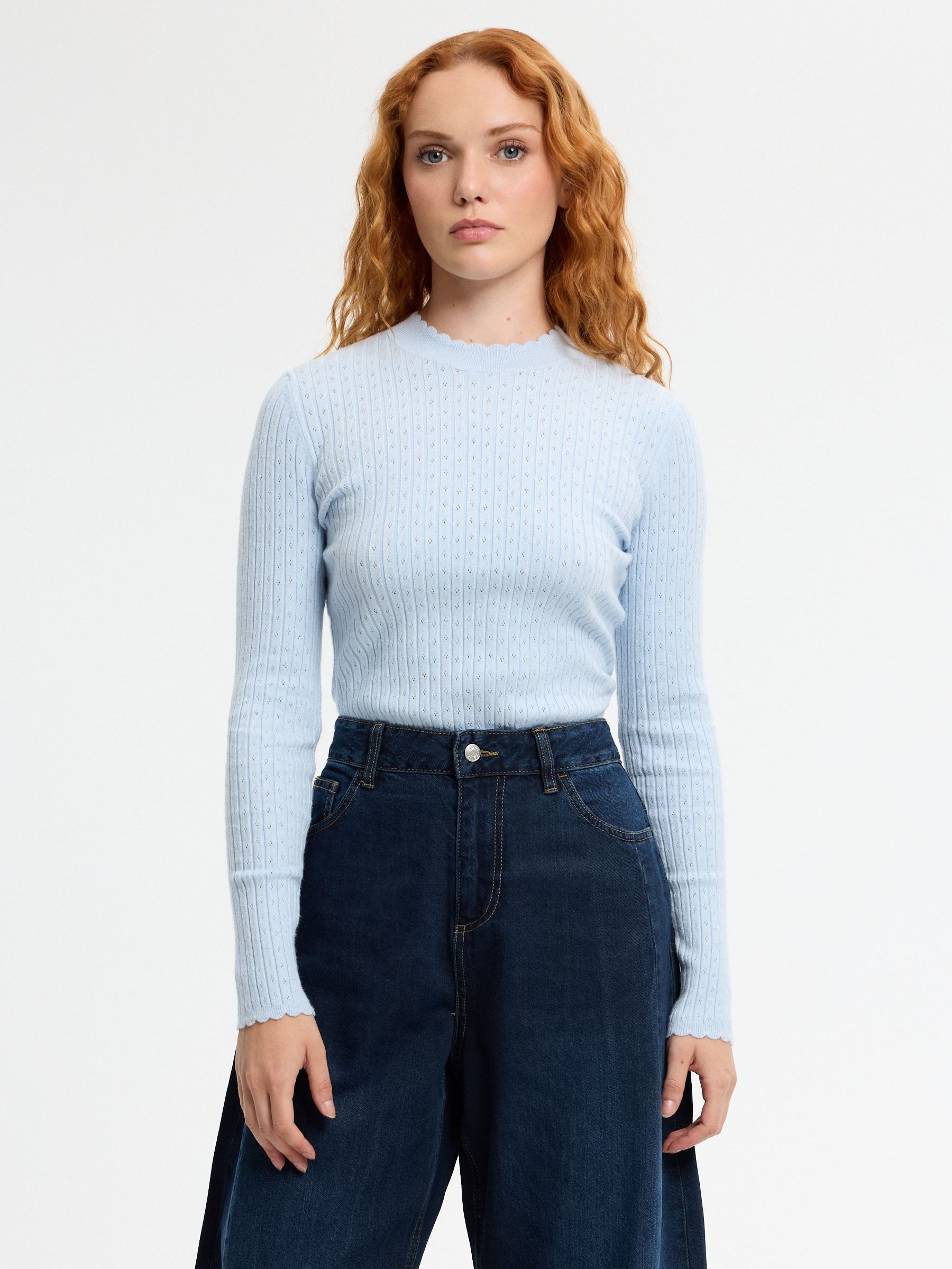 Openwork round-neck slim sweater light blue middle front view