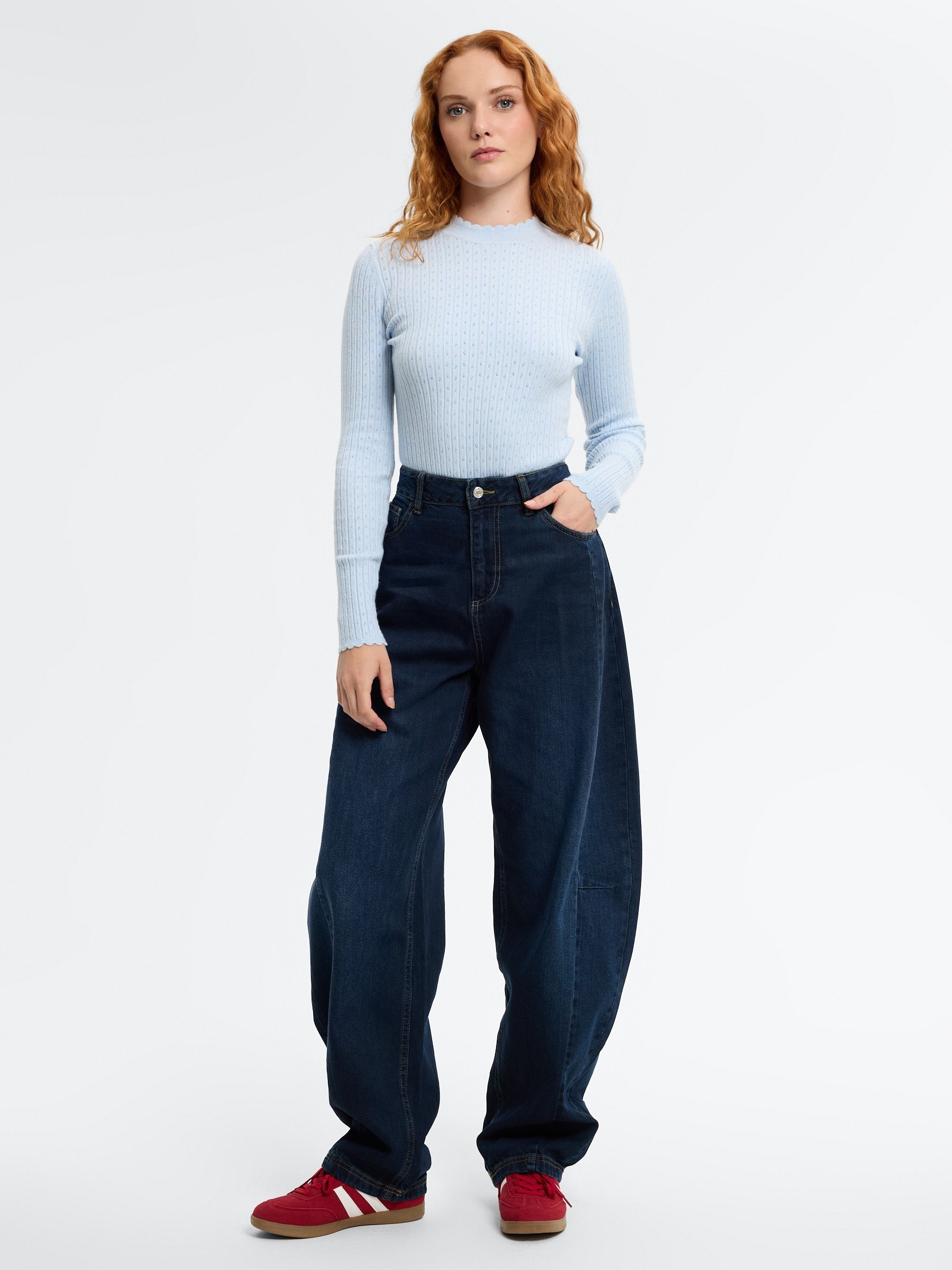 Openwork round-neck slim sweater light blue middle front view