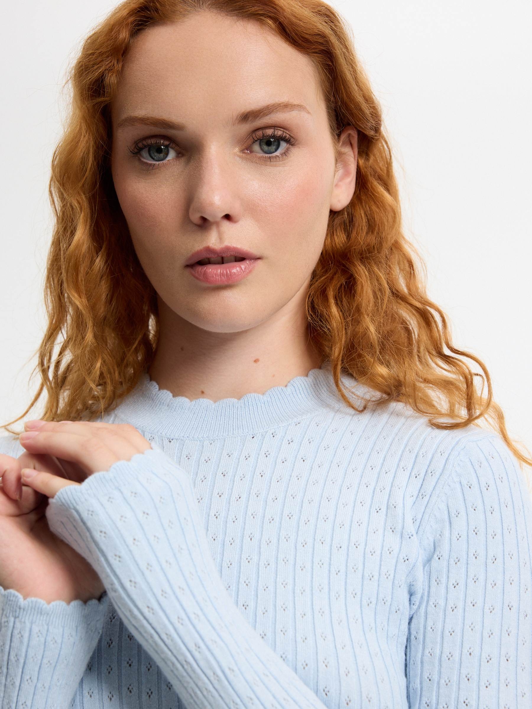 Openwork round-neck slim sweater light blue middle front view