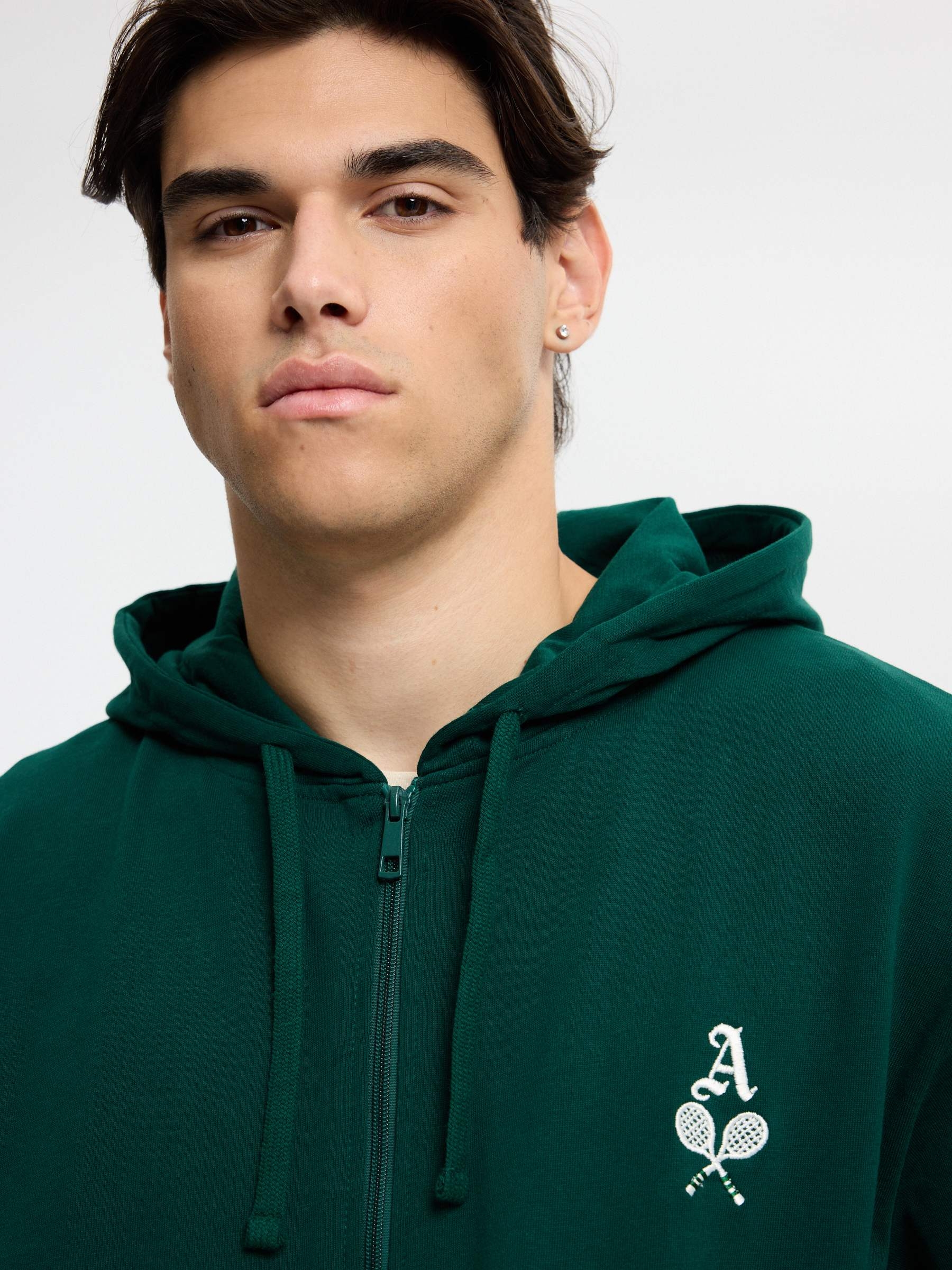 Sudadera abierta capucha felpa texto verde oscuro vista media frontal