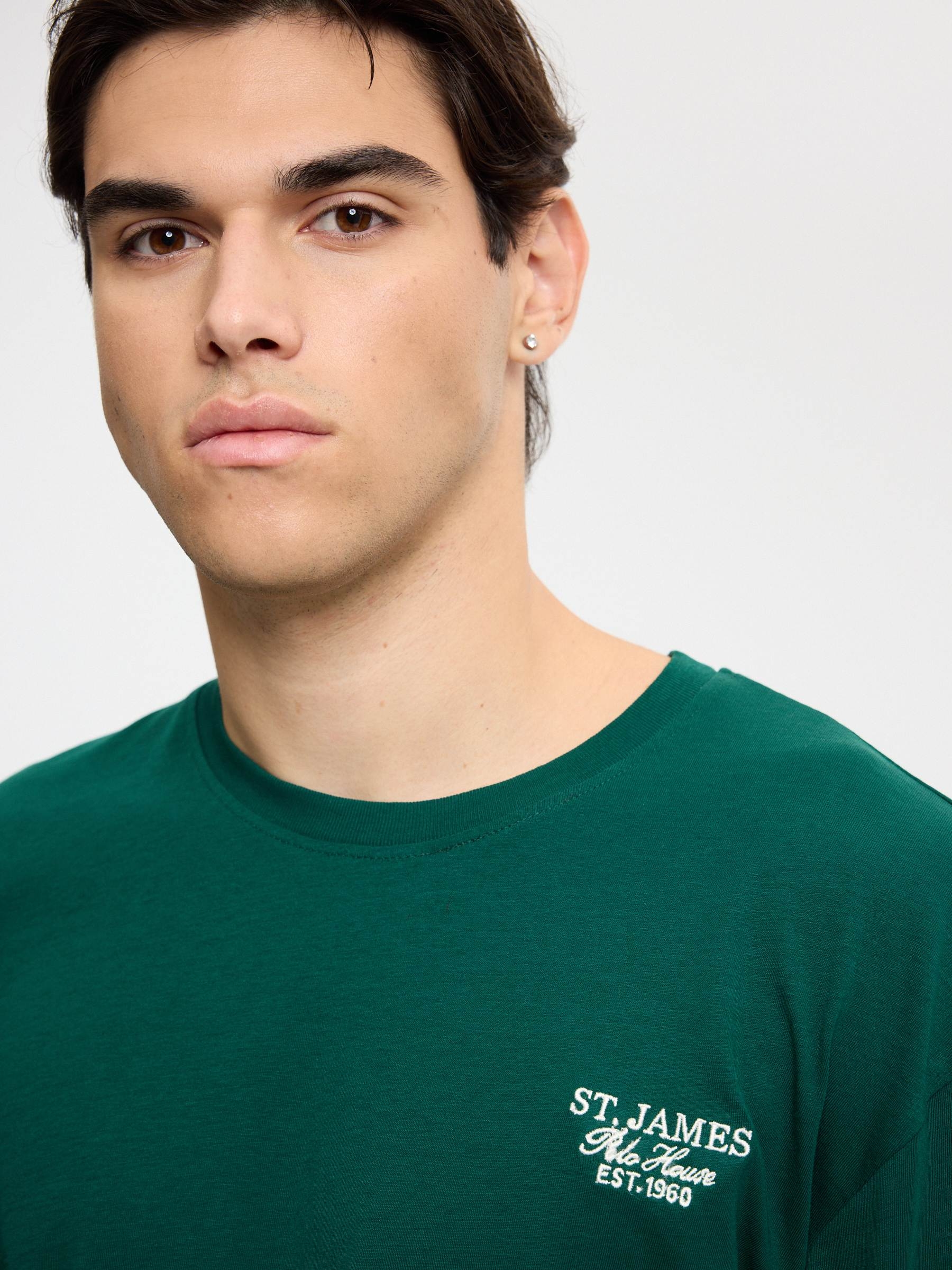 Camiseta bordada verde manga larga verde oscuro vista media frontal