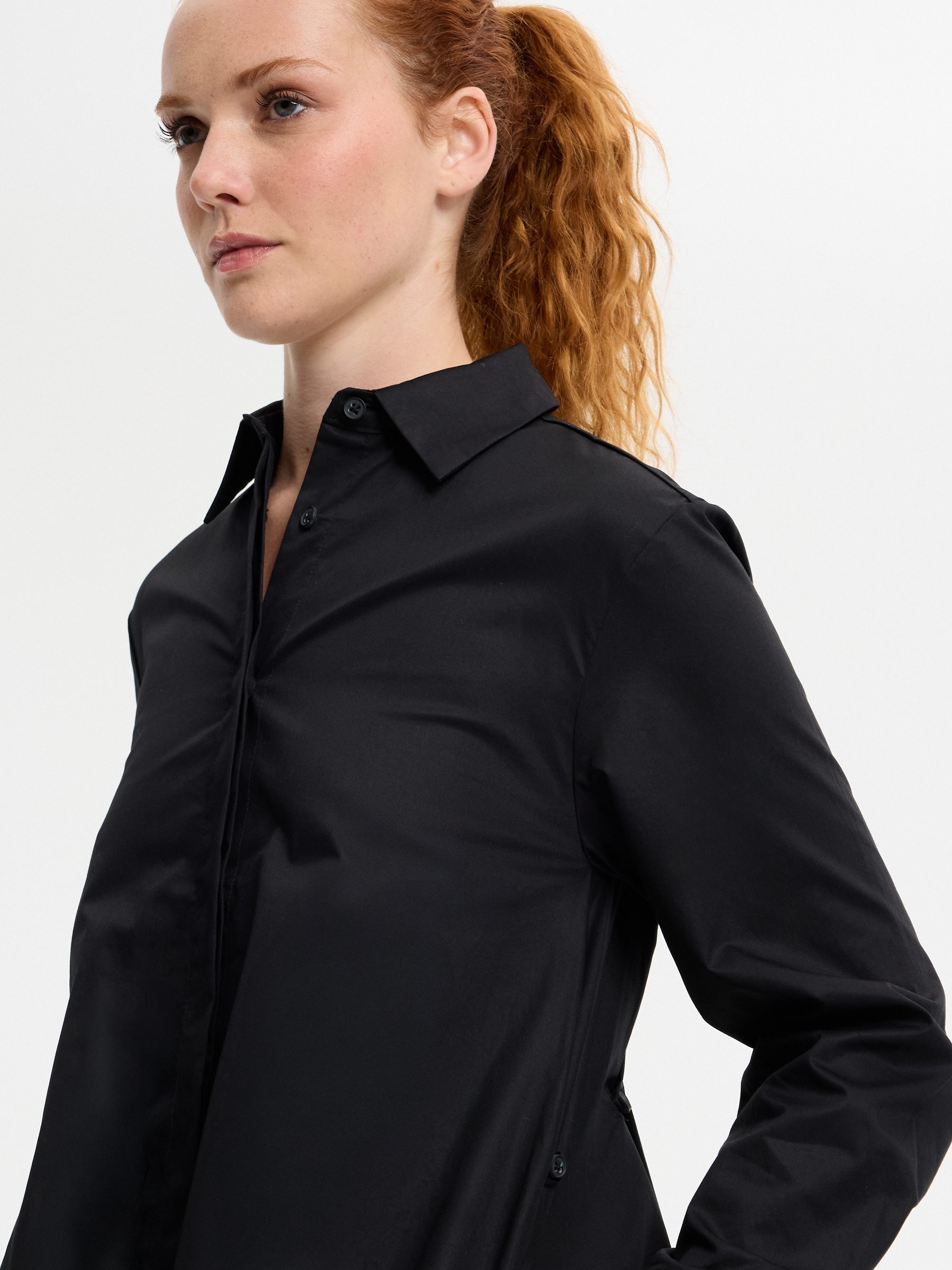 Vestido camisete midi liso fluido preto vista meia frontal