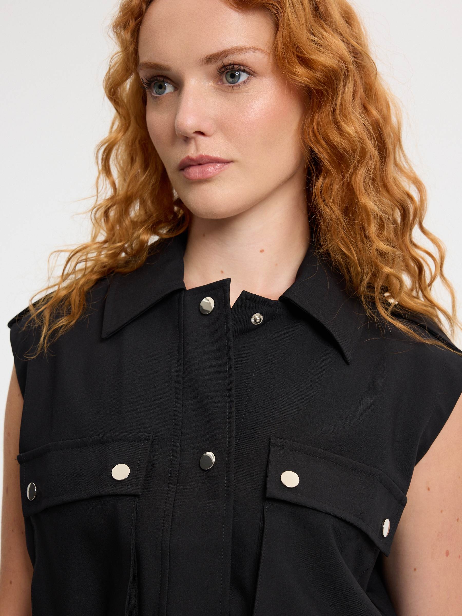 Cargo vest black middle front view