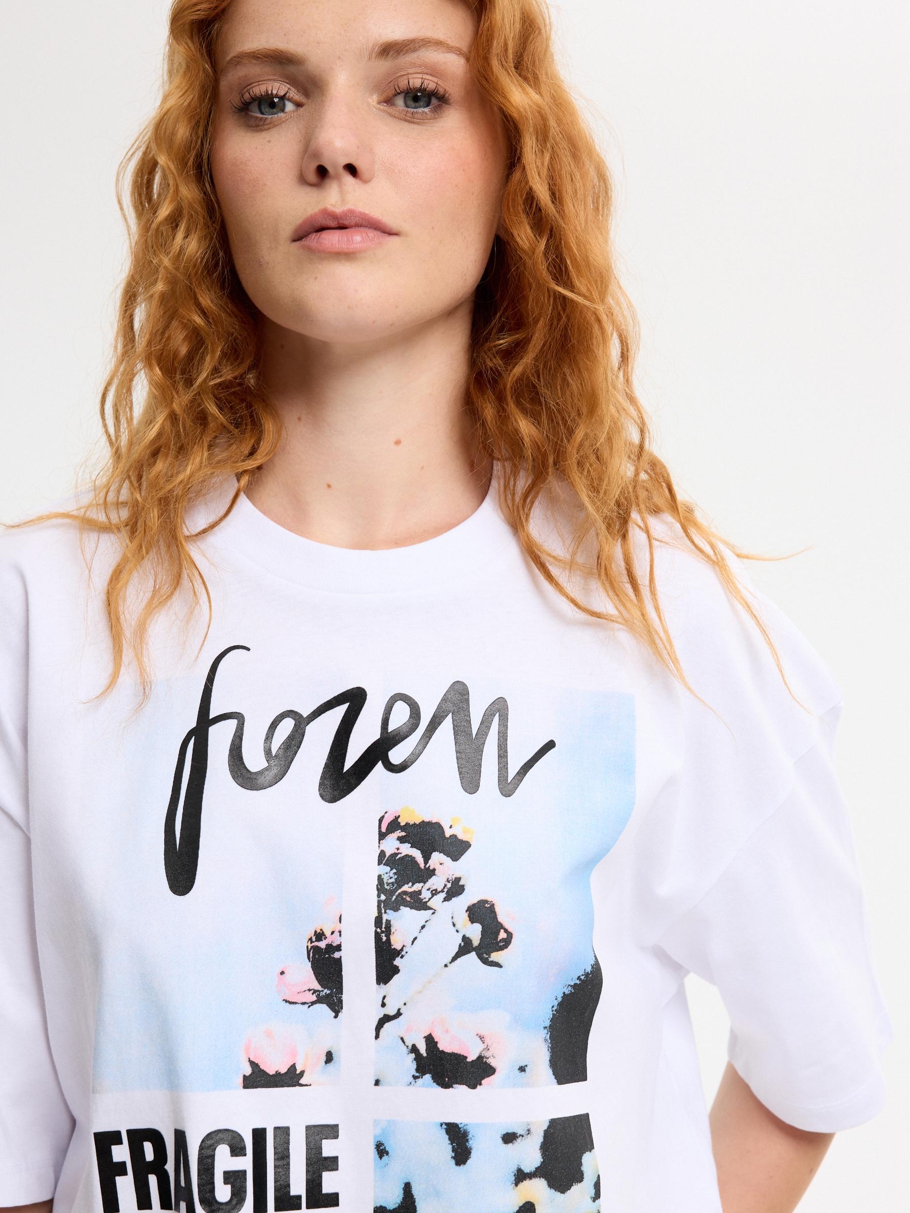 Square floral print T-shirt white middle front view