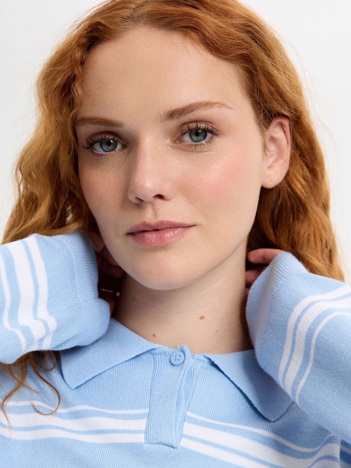 Knitted striped polo jersey light blue detail view