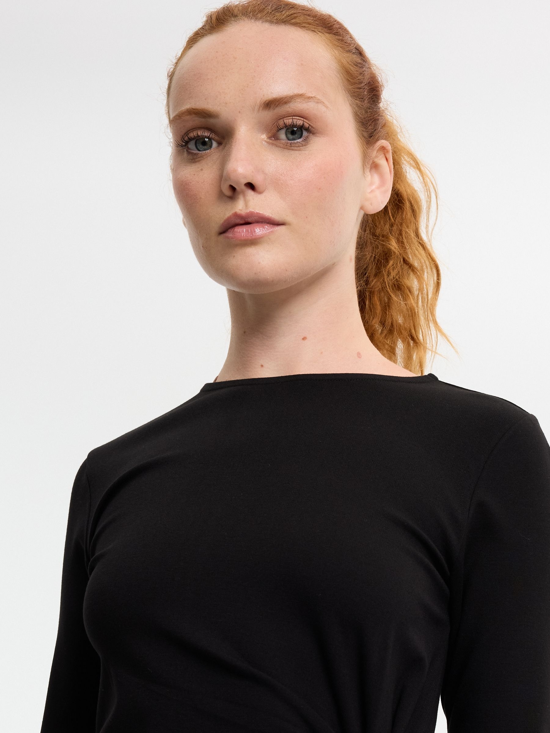 Vestido midi com franzido preto vista meia frontal
