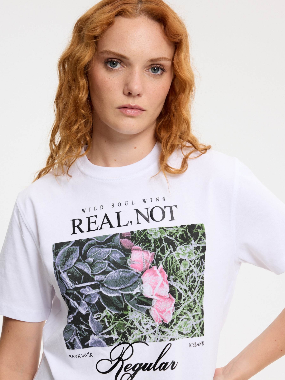 Camiseta crop flores algodão branco vista detalhe