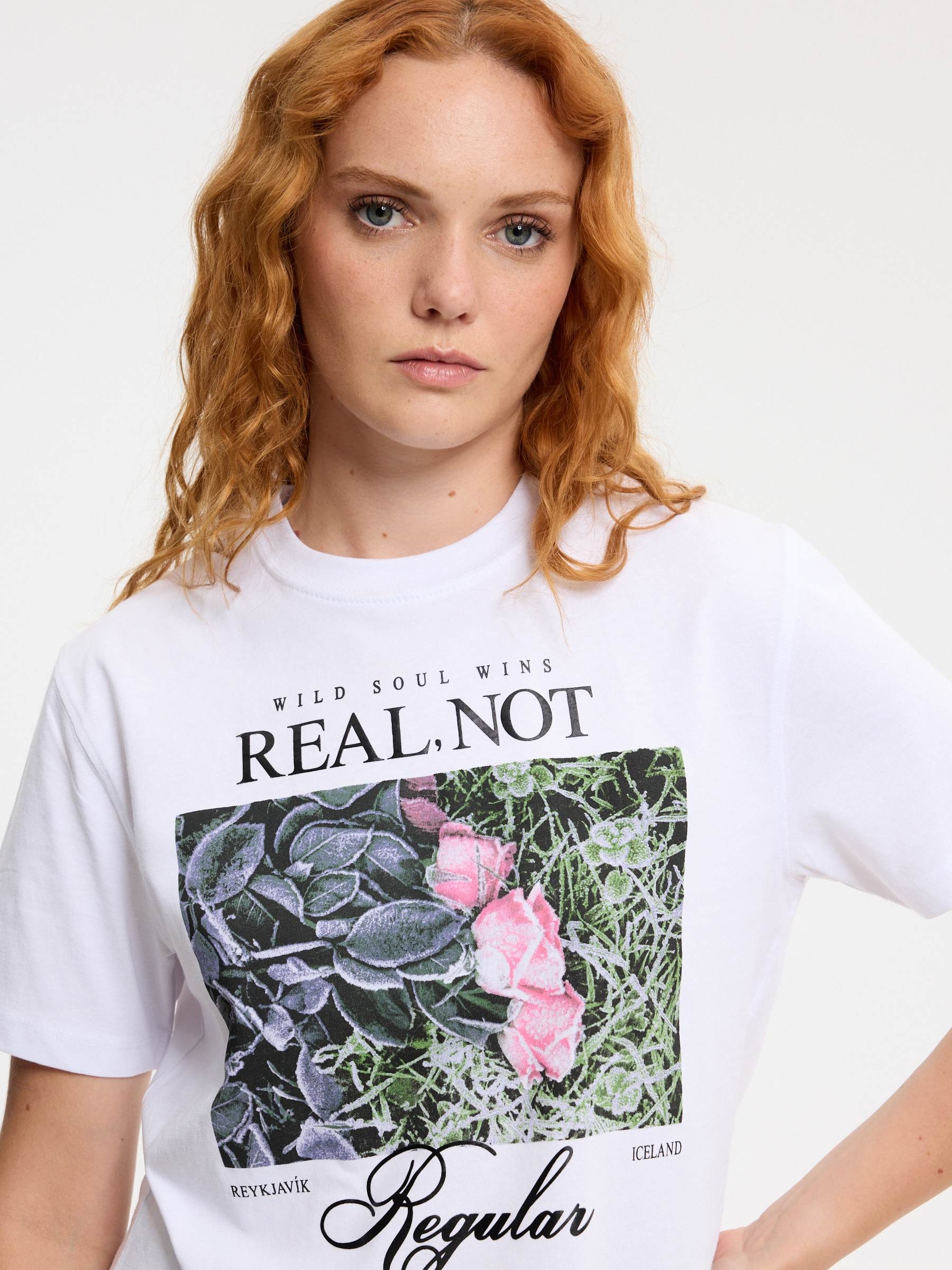Camiseta crop flores algodón blanco vista media frontal