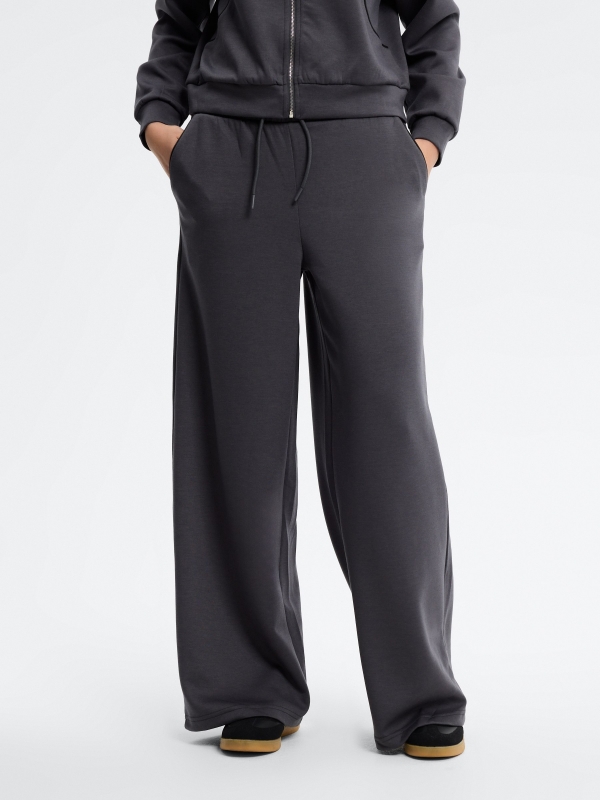 Calça wide leg soft cinza escuro vista meia frontal