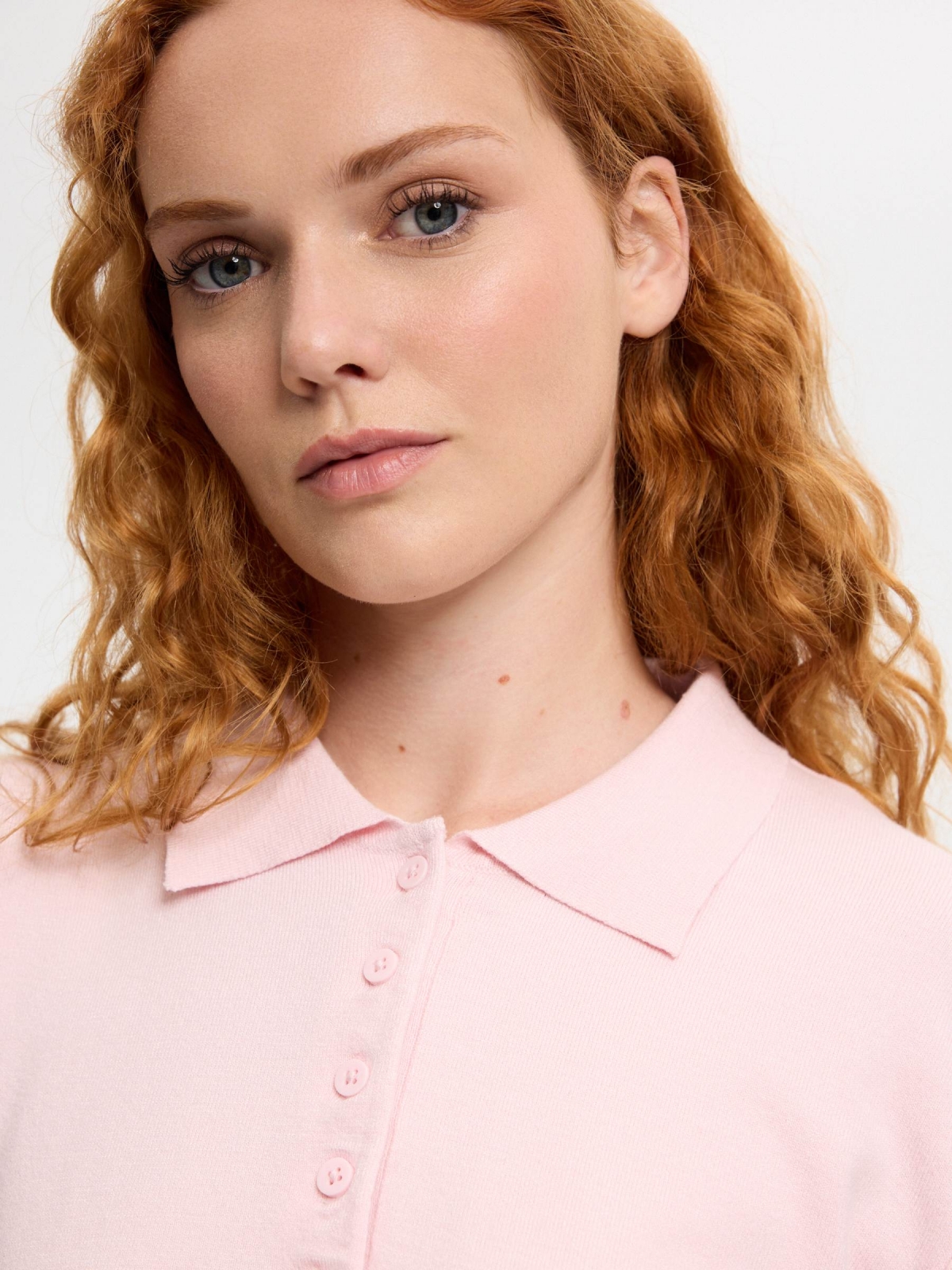 Suéter polo de tricô com botões rosa claro vista detalhe