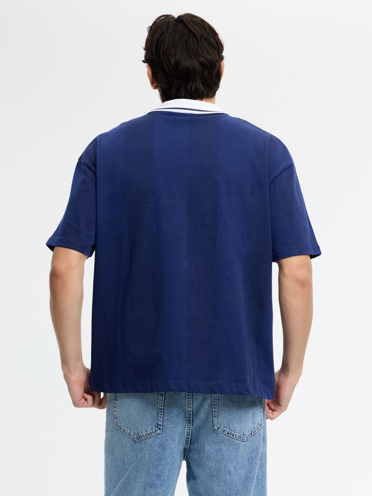 Polo de futebol oversized texto azul marinho vista meia traseira