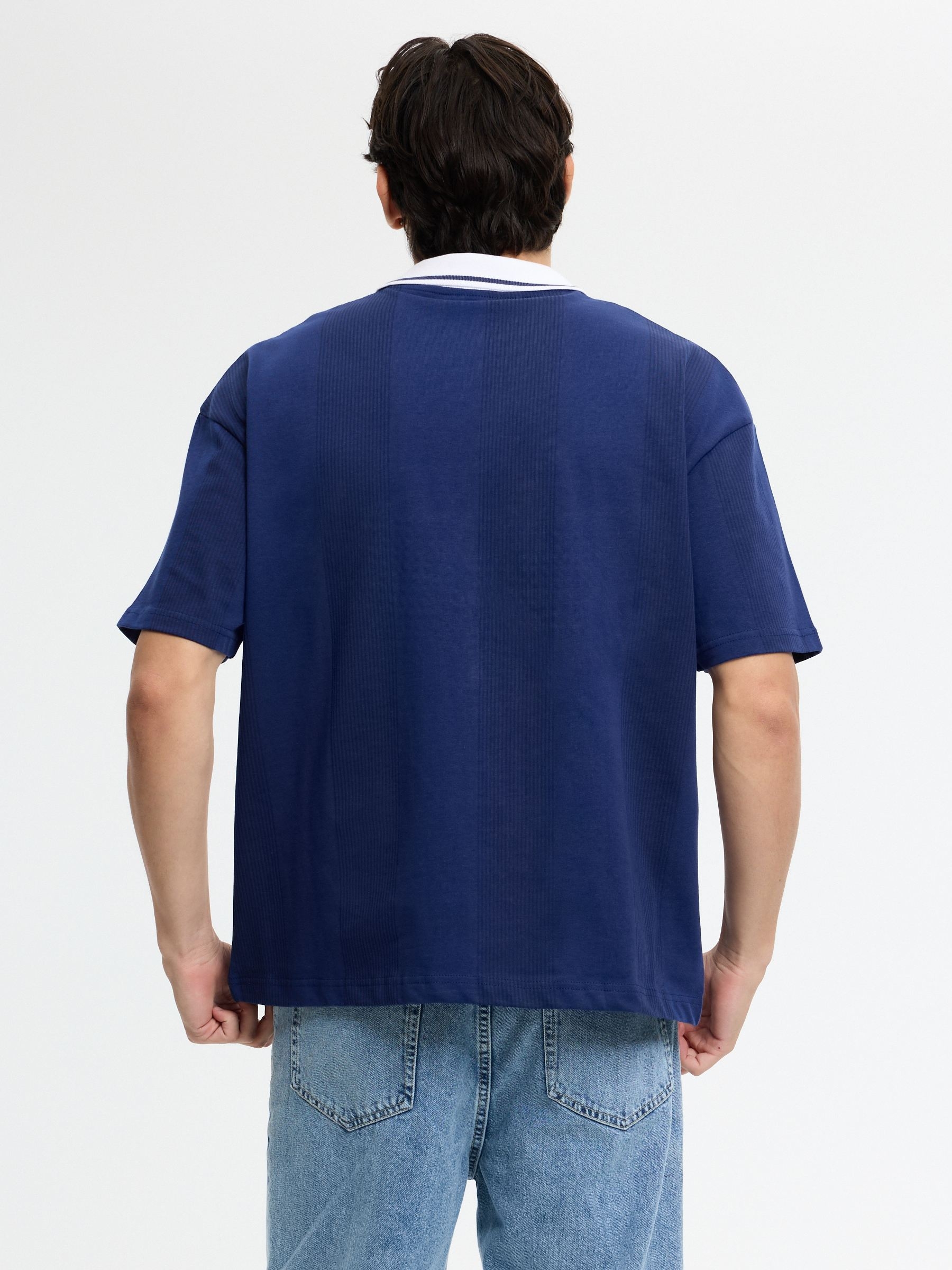 Polo de futebol oversized texto azul marinho vista meia frontal
