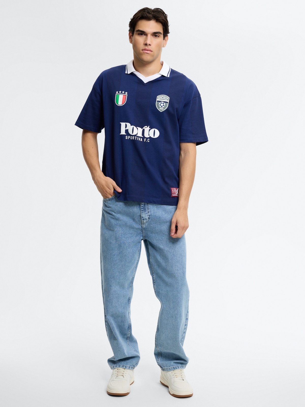 Polo de futebol oversized texto azul marinho vista geral frontal