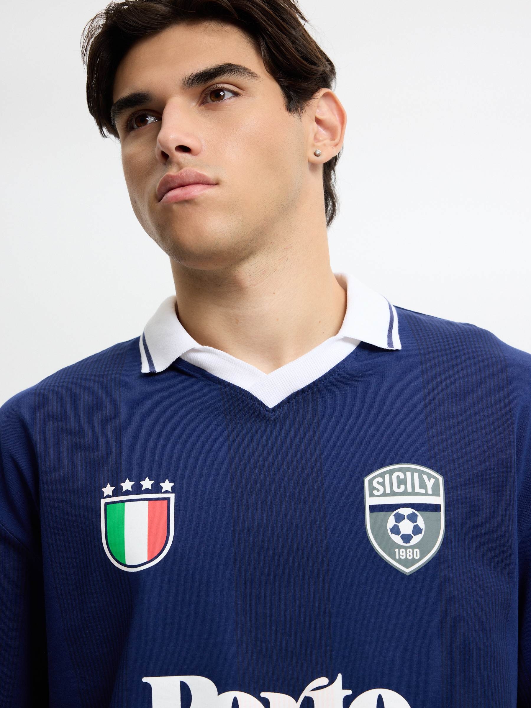 Polo de futebol oversized texto azul marinho vista meia frontal