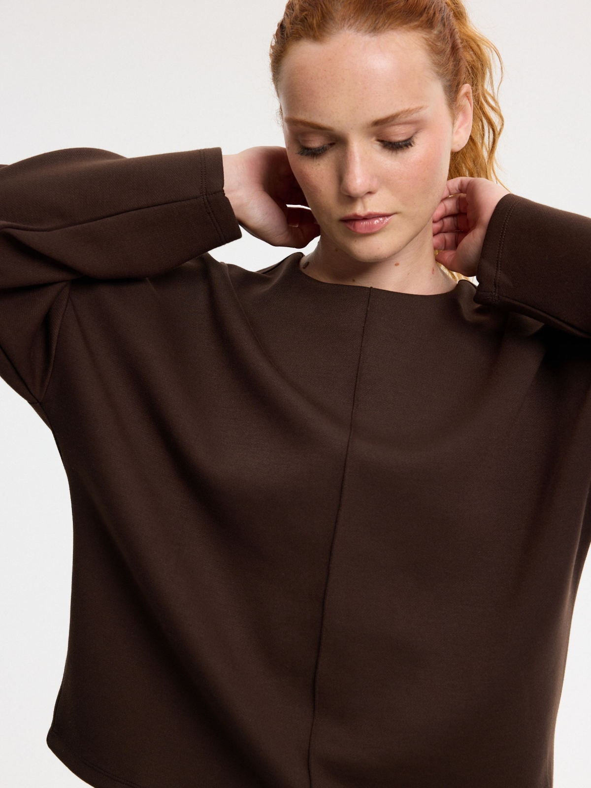 Plain square fleece sweatshirt chocolate detail view